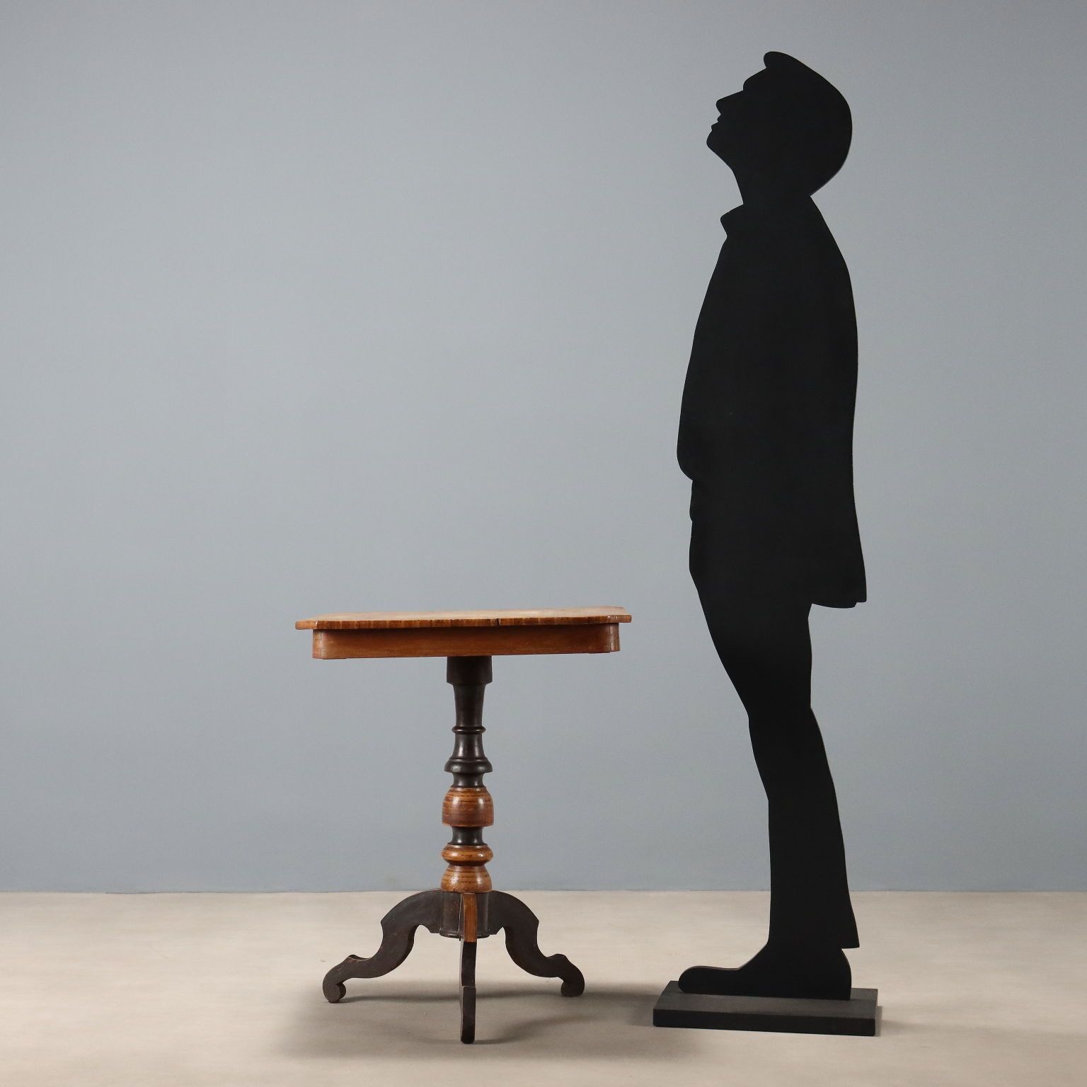 Petite table d'époque en noyer, orme et bois divers, XIXe siècle photo for sale