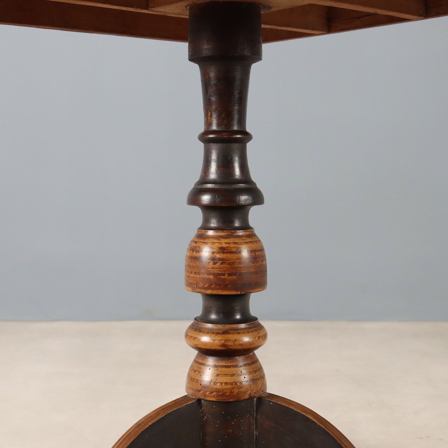 Kleine antieke tafel walnoot iep diverse houtsoorten 19e eeuw photo 560.0