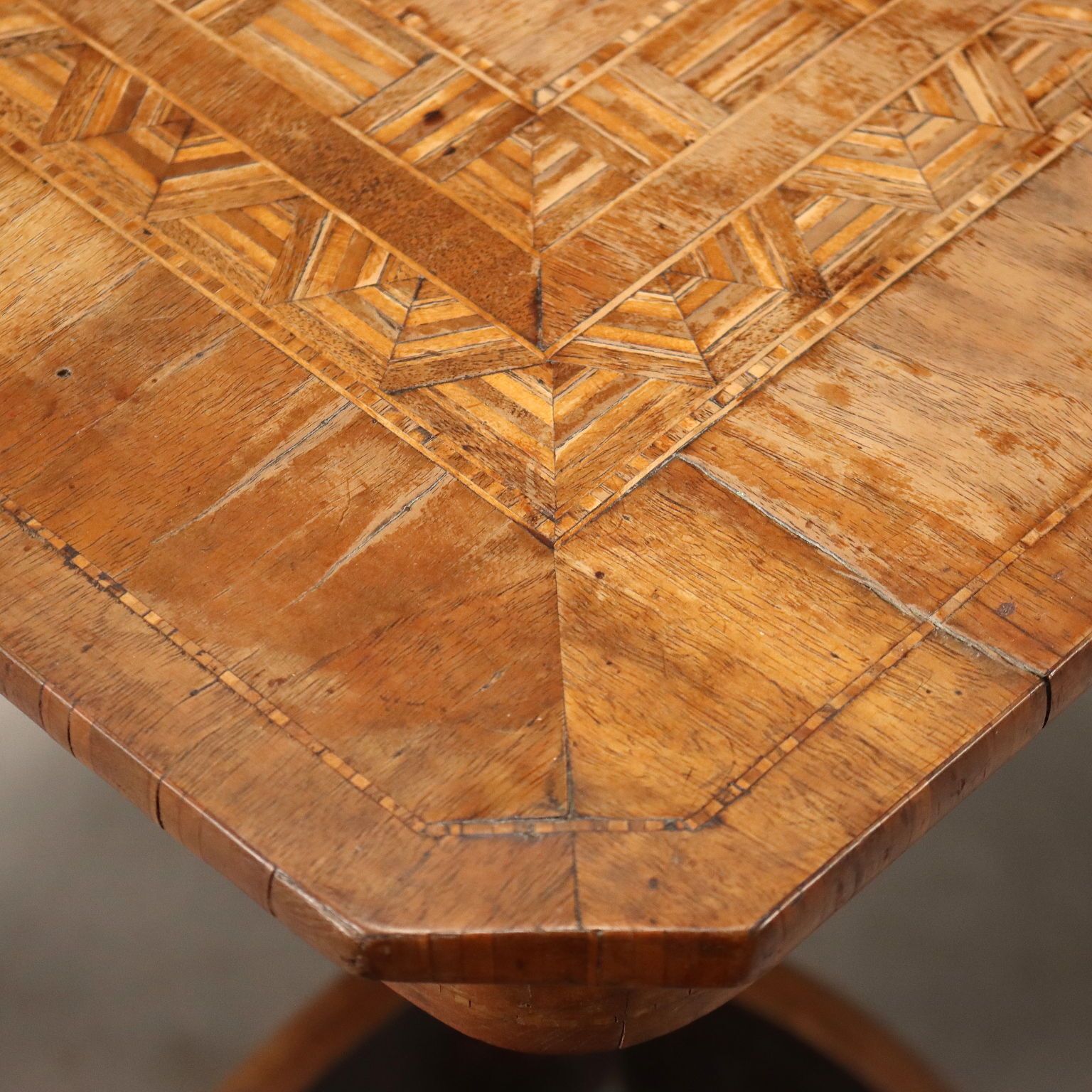 photo furniture Kleine antieke tafel walnoot iep diverse houtsoorten 19e eeuw
