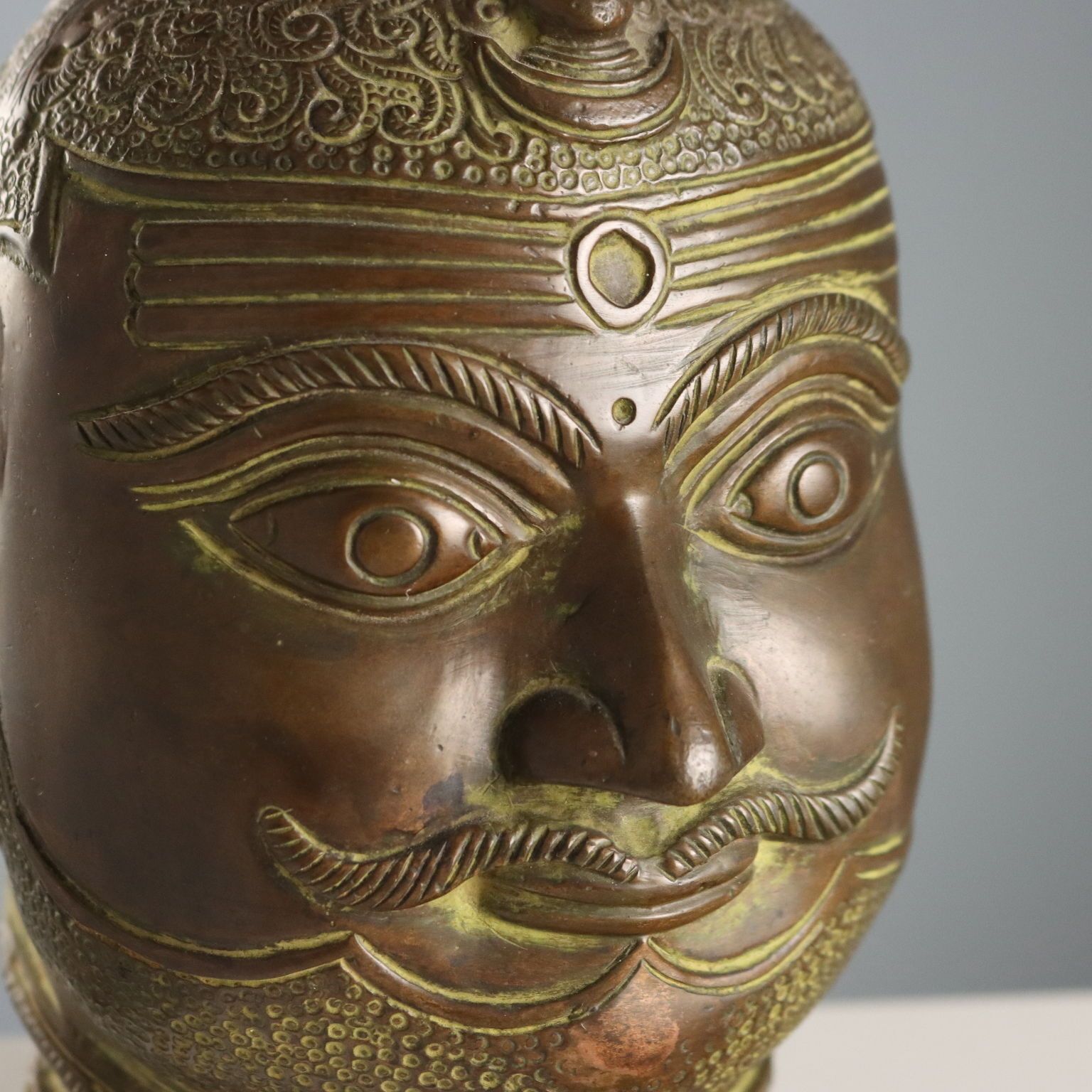 Tête de Shiva Mukhalingam en bronze d'époque, Inde, XXe siècle photo for sale