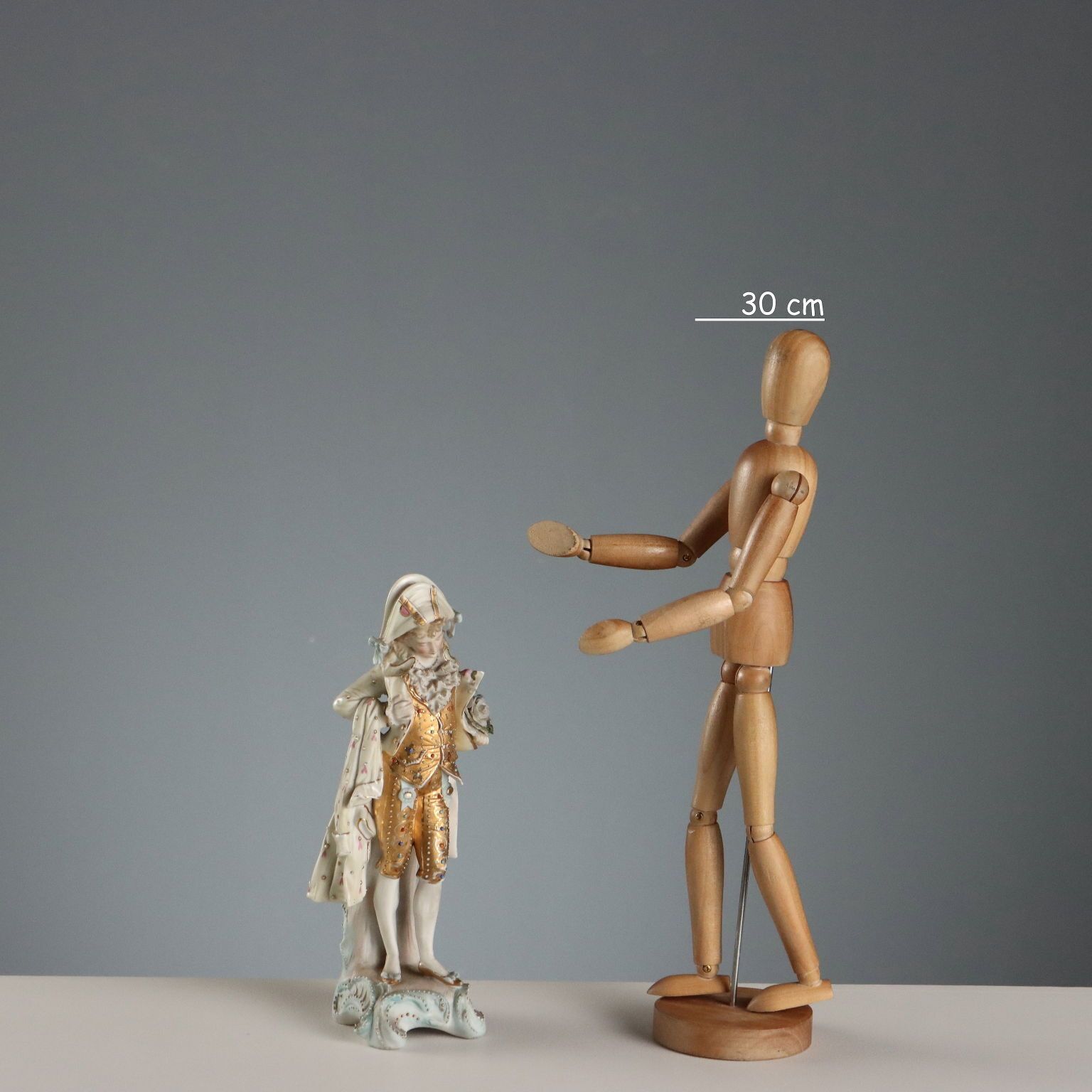 Figurine en biscuit de porcelaine d'époque, France, XIXe siècle photo furniture
