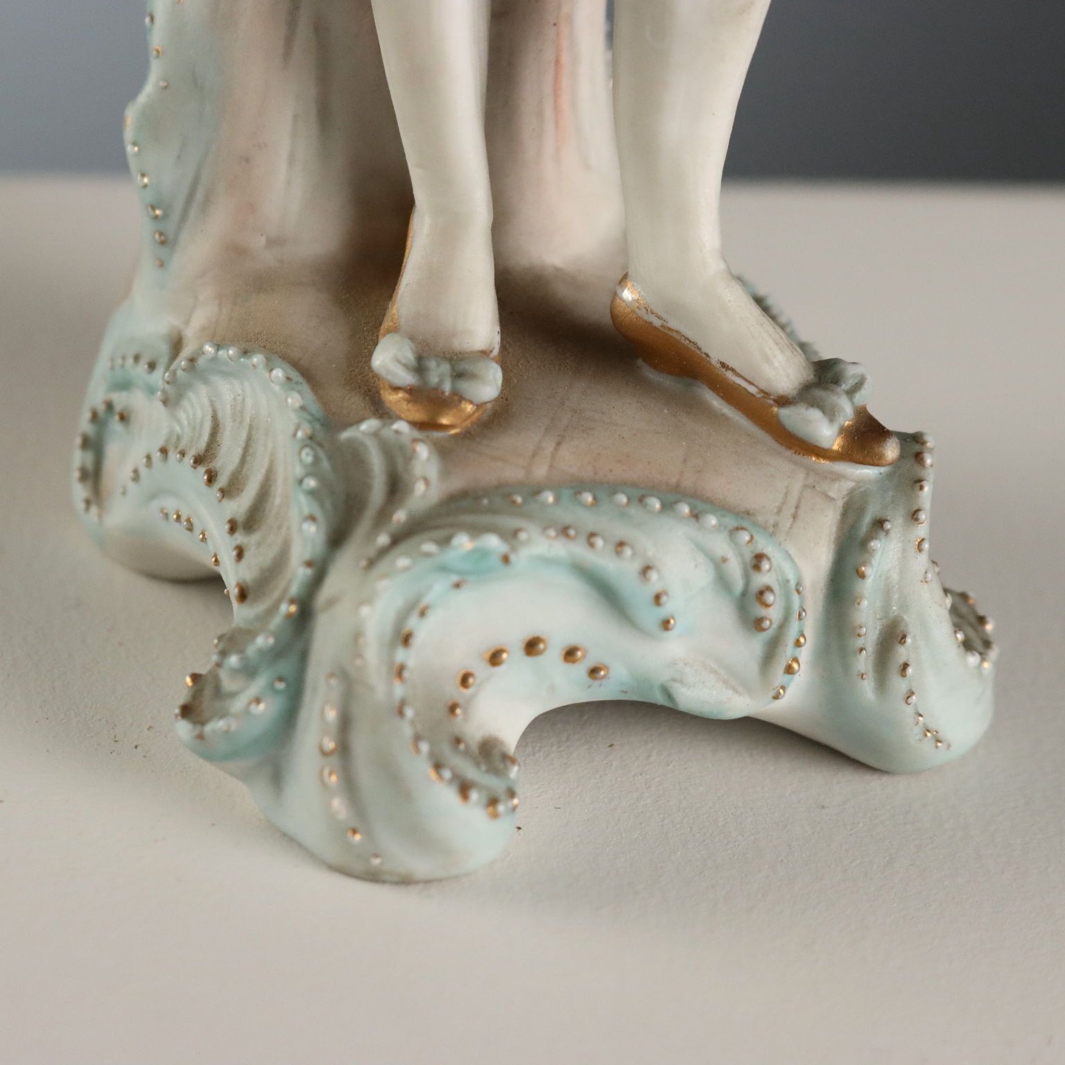 Figurine en biscuit de porcelaine d'époque, France, XIXe siècle photo buy