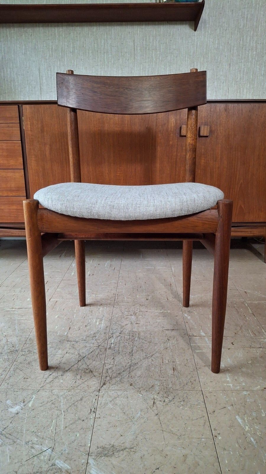 photo vintage Fab Vintage Set Of 4 Parker Nordic Australian Teak Dining Chairs Neutral Fabric