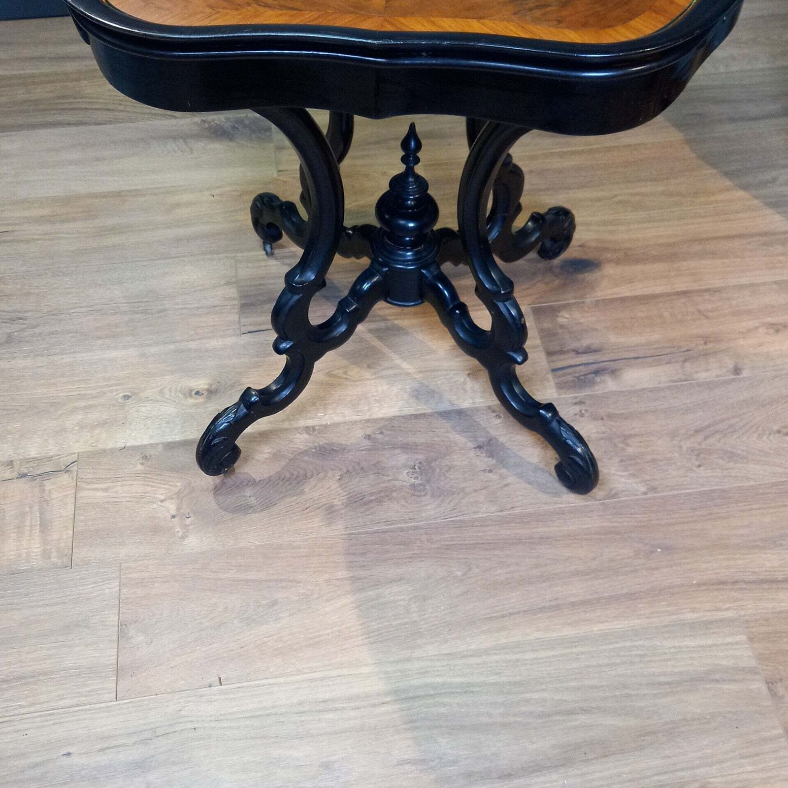 photo furniture Antique Wine Table, Dutch William III In Horrix Style