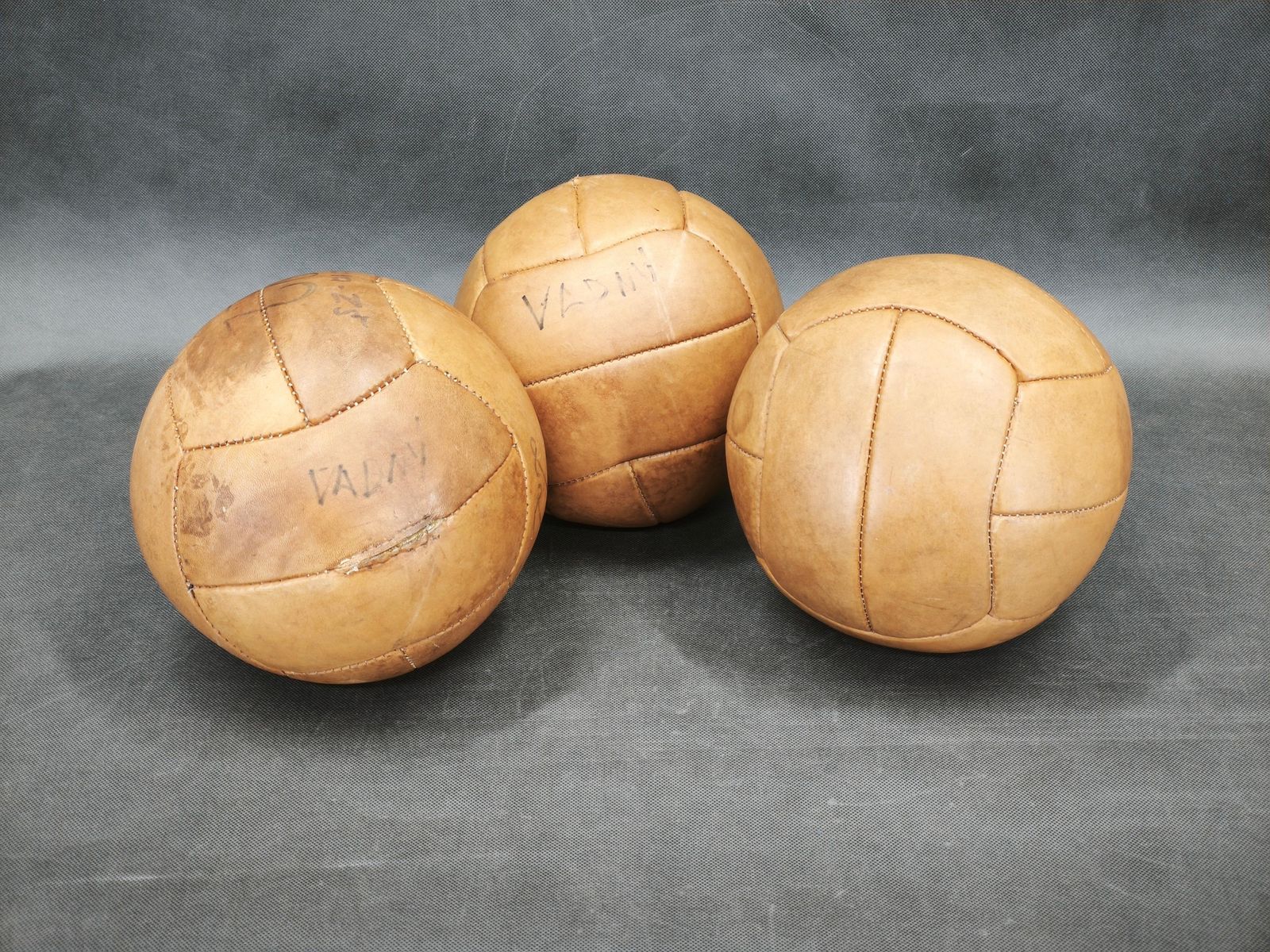 Lot de trois ballons médicinaux tchèques en cuir, années 1950 photo furniture