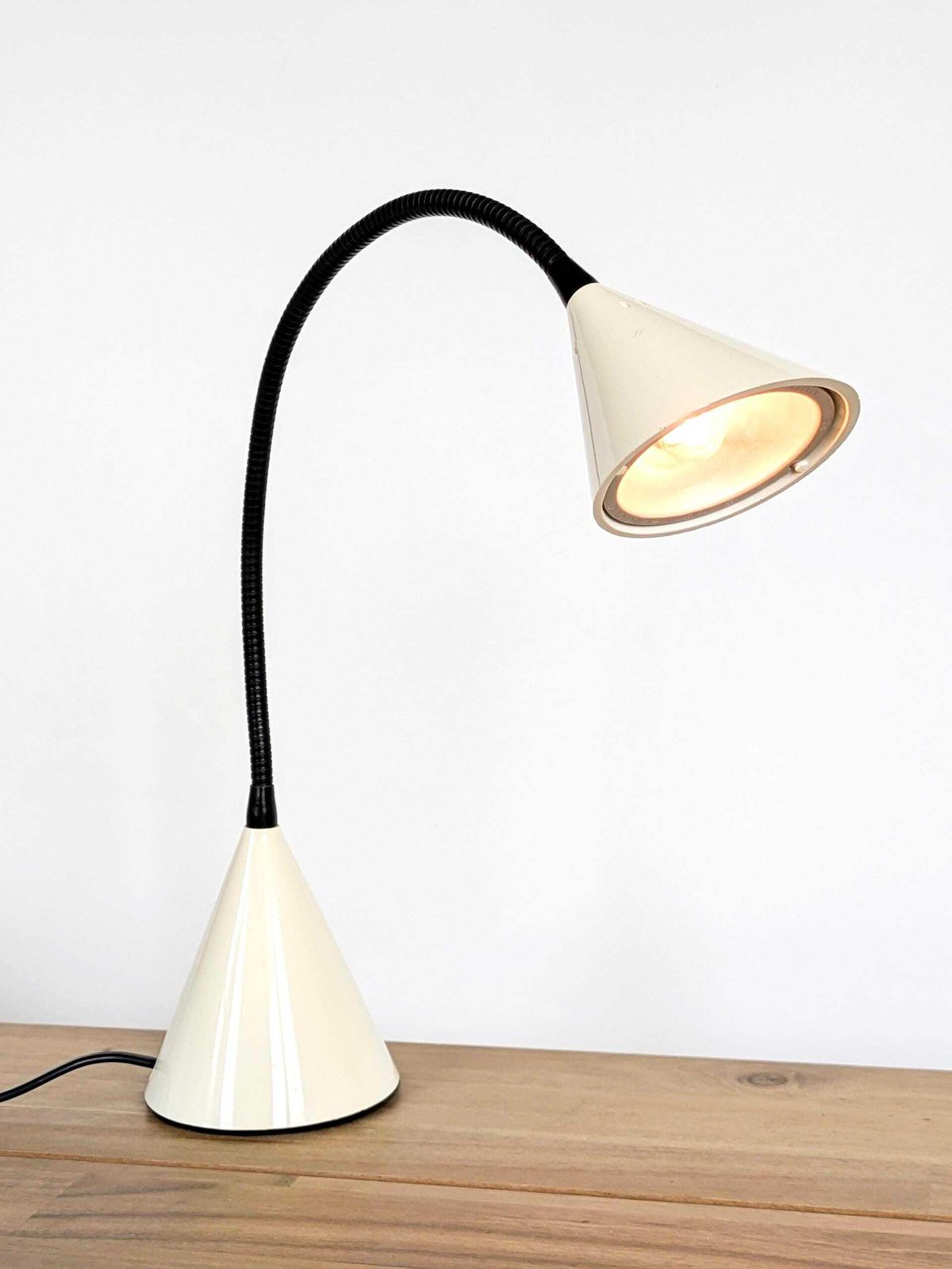 Egoluce Twist Bureaulamp door Sandi Renko, Italië, jaren 1980, Crème Gooseneck Minimalistisch Design photo buy
