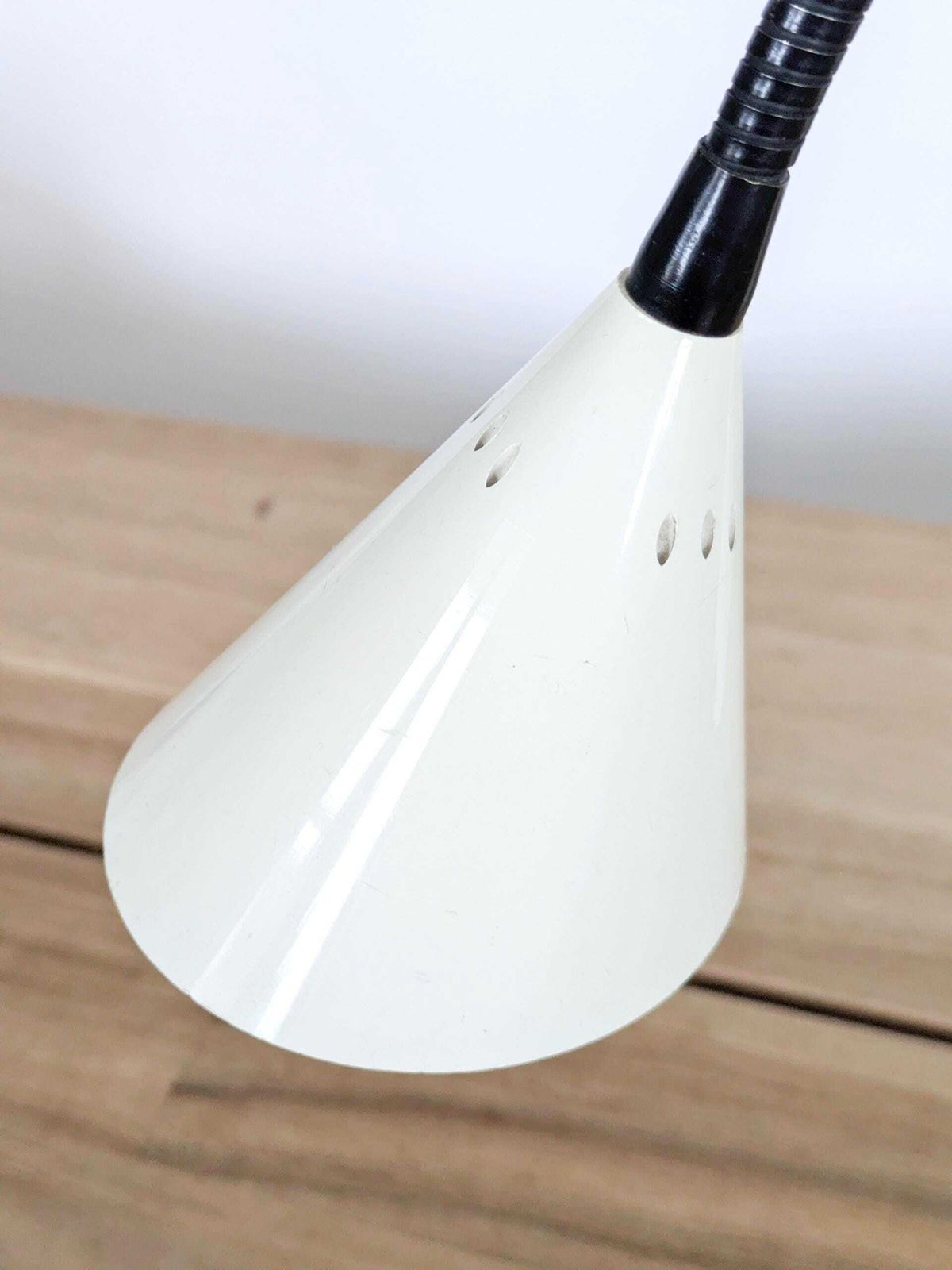 photo for sale Egoluce Twist Bureaulamp door Sandi Renko, Italië, jaren 1980, Crème Gooseneck Minimalistisch Design
