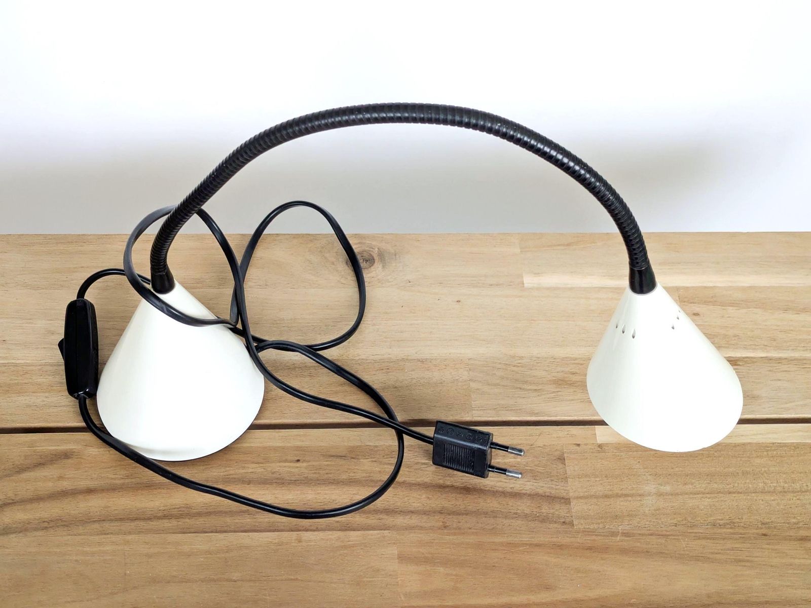 189.0 Egoluce Twist Bureaulamp door Sandi Renko, Italië, jaren 1980, Crème Gooseneck Minimalistisch Design photo