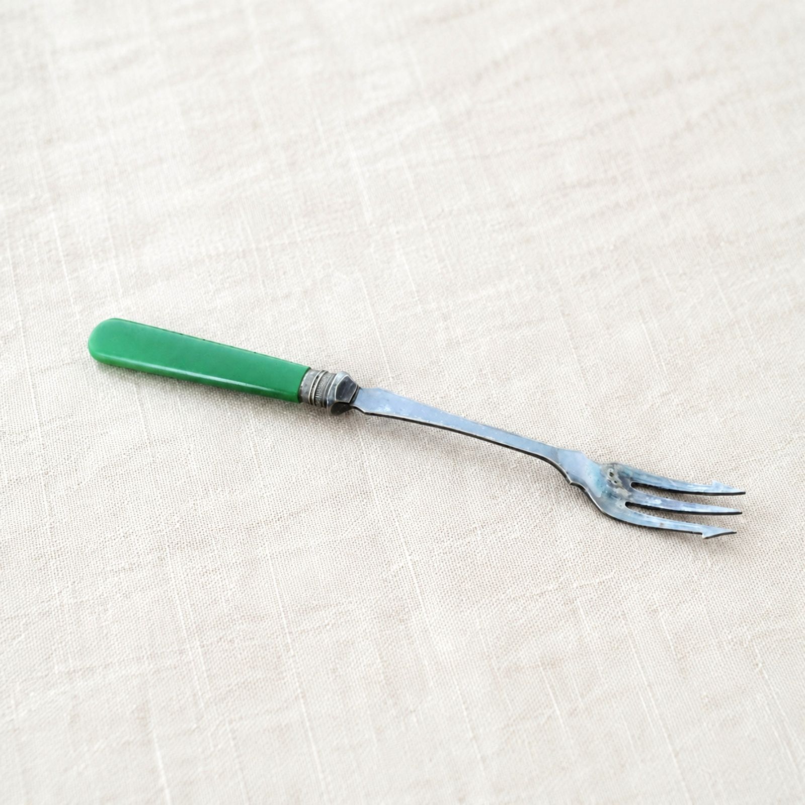 Vintage vork voor augurken en uitjes met groen vroegplastic handvat en EPNS-steel photo Woonaccessoires