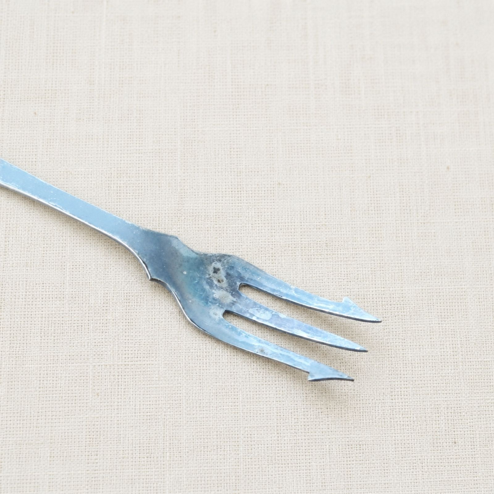 Vintage vork voor augurken en uitjes met groen vroegplastic handvat en EPNS-steel photo 79.0