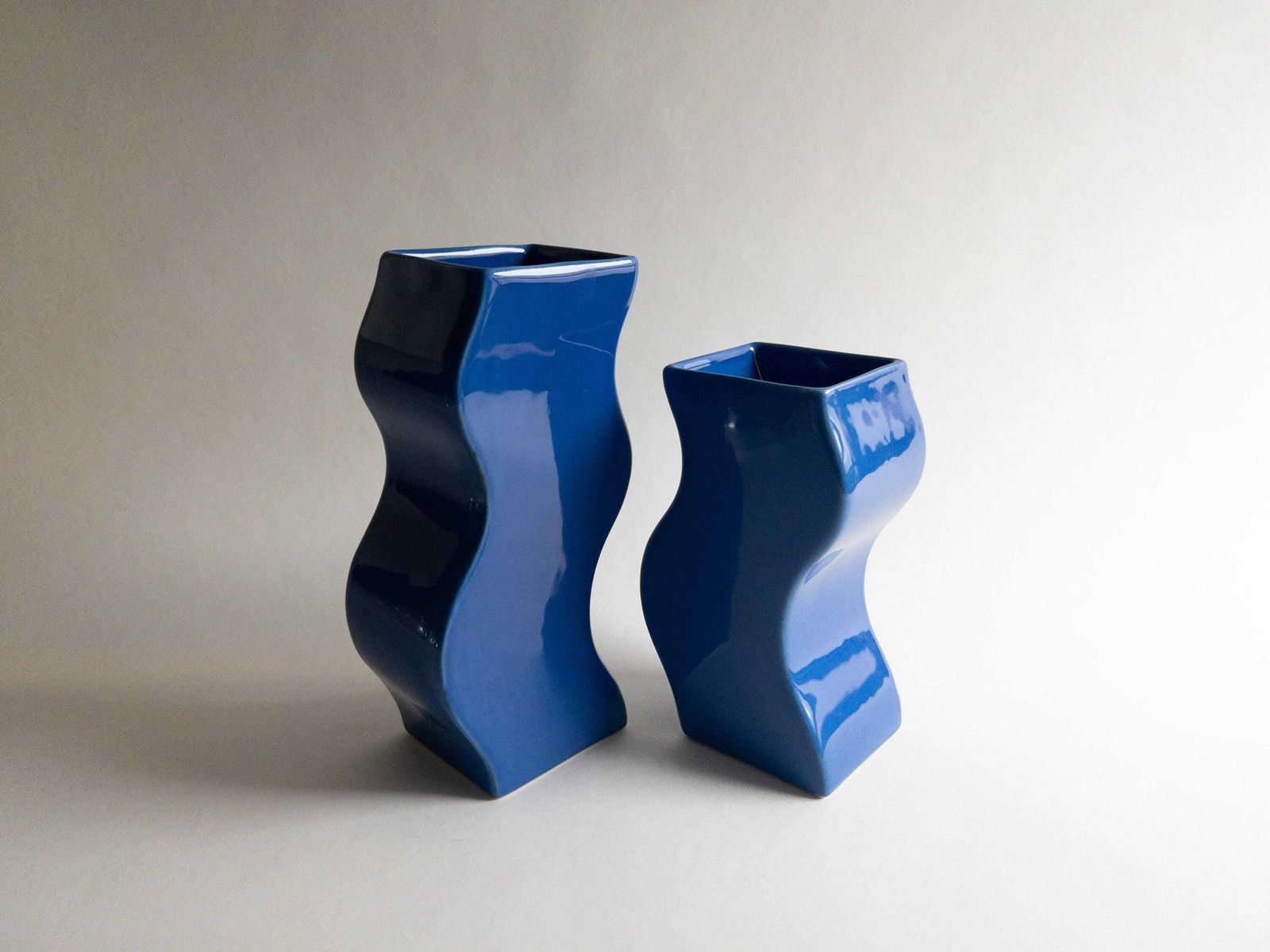 photo for sale Paire de vases ondulés bleus ASA Selection, céramique postmoderne allemande