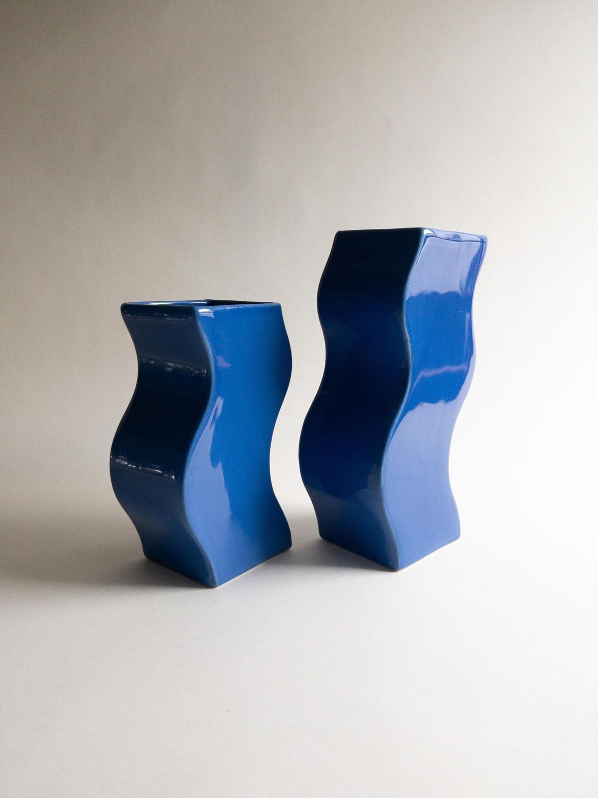 Woonaccessoires Asa Selection Blue Wavy Vases, Duits postmodern keramiek, set van twee photo