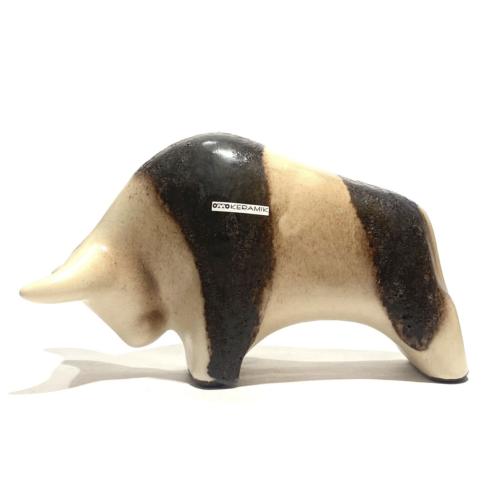 Otto Keramik stier in natuurlijke fat lava glazuur, West German Pottery stijl sculptuur
