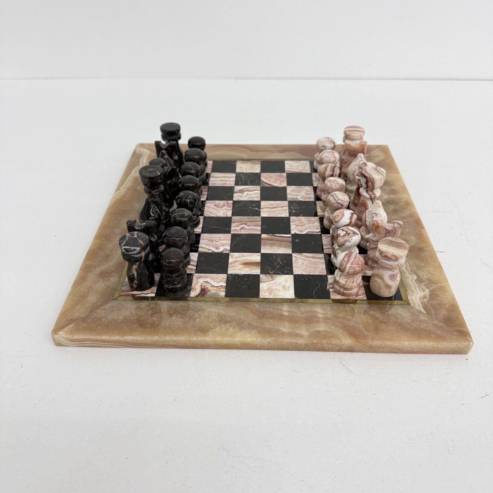 photo vintage Vintage Pink And Black Marble With Brass Chess Set , 1970s , Italy