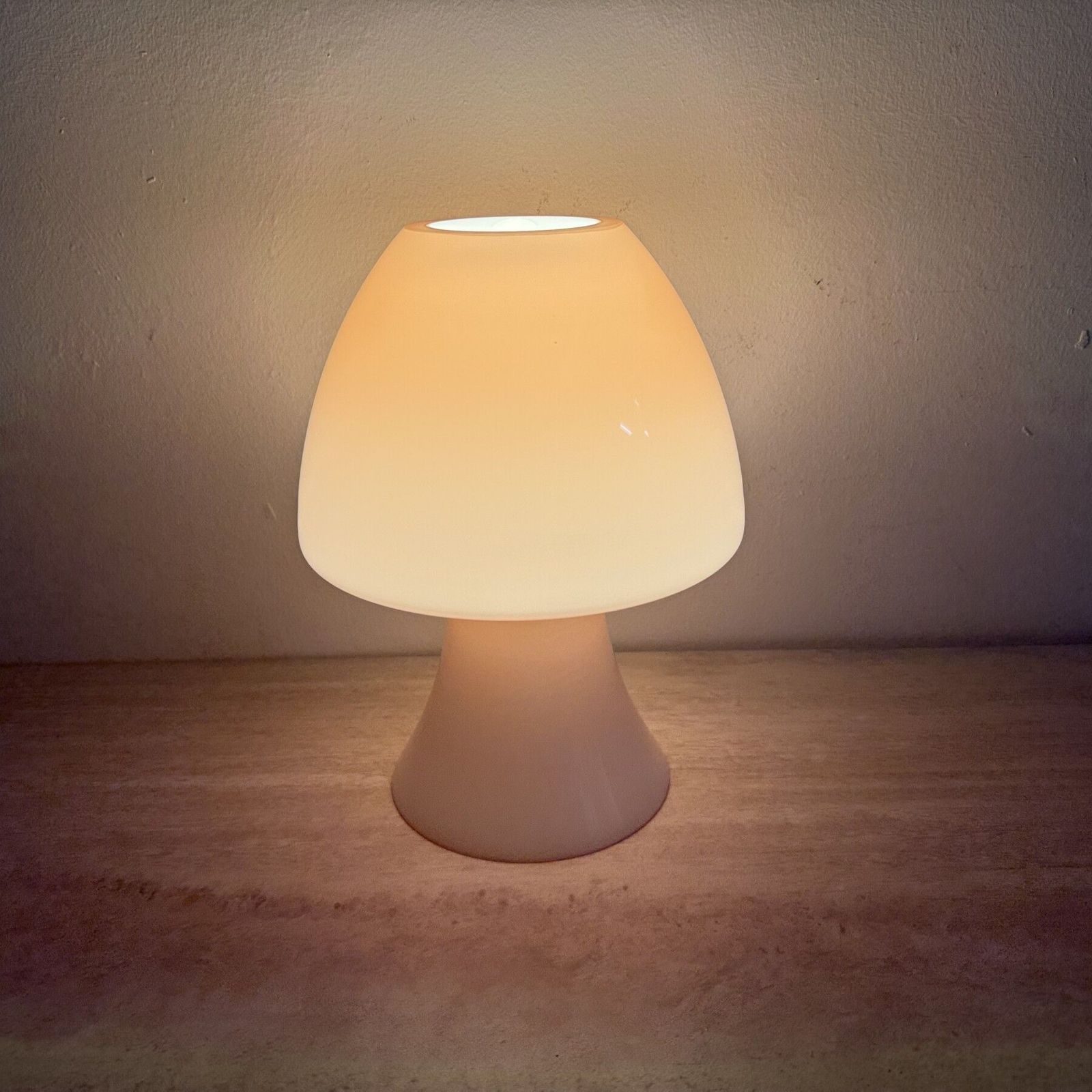 Peil & Putzer roze glazen paddenstoellamp, jaren 1970 photo furniture