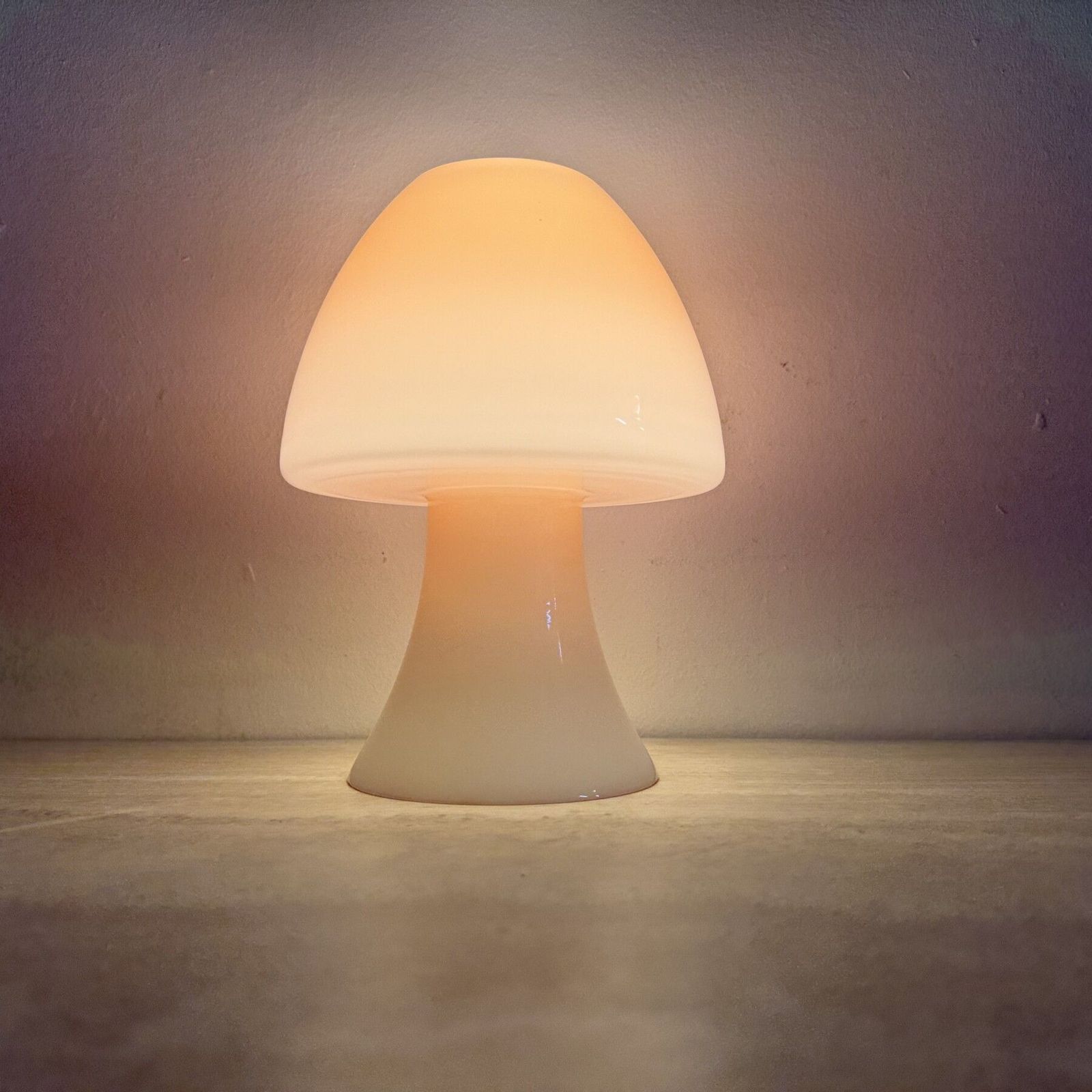 Peil & Putzer roze glazen paddenstoellamp, jaren 1970 photo Verlichting