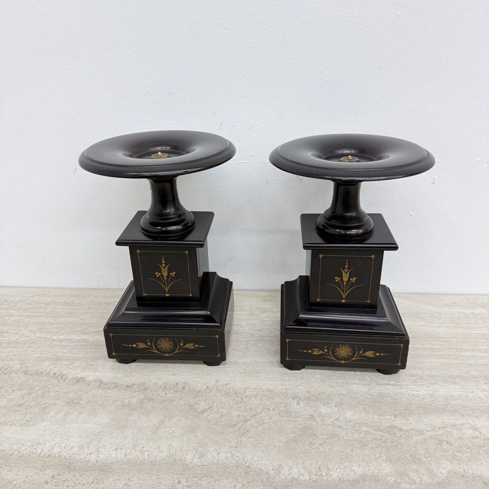 Paire de piédestaux néoclassiques d'époque en marbre noir, décor doré, France, années 1900 photo buy