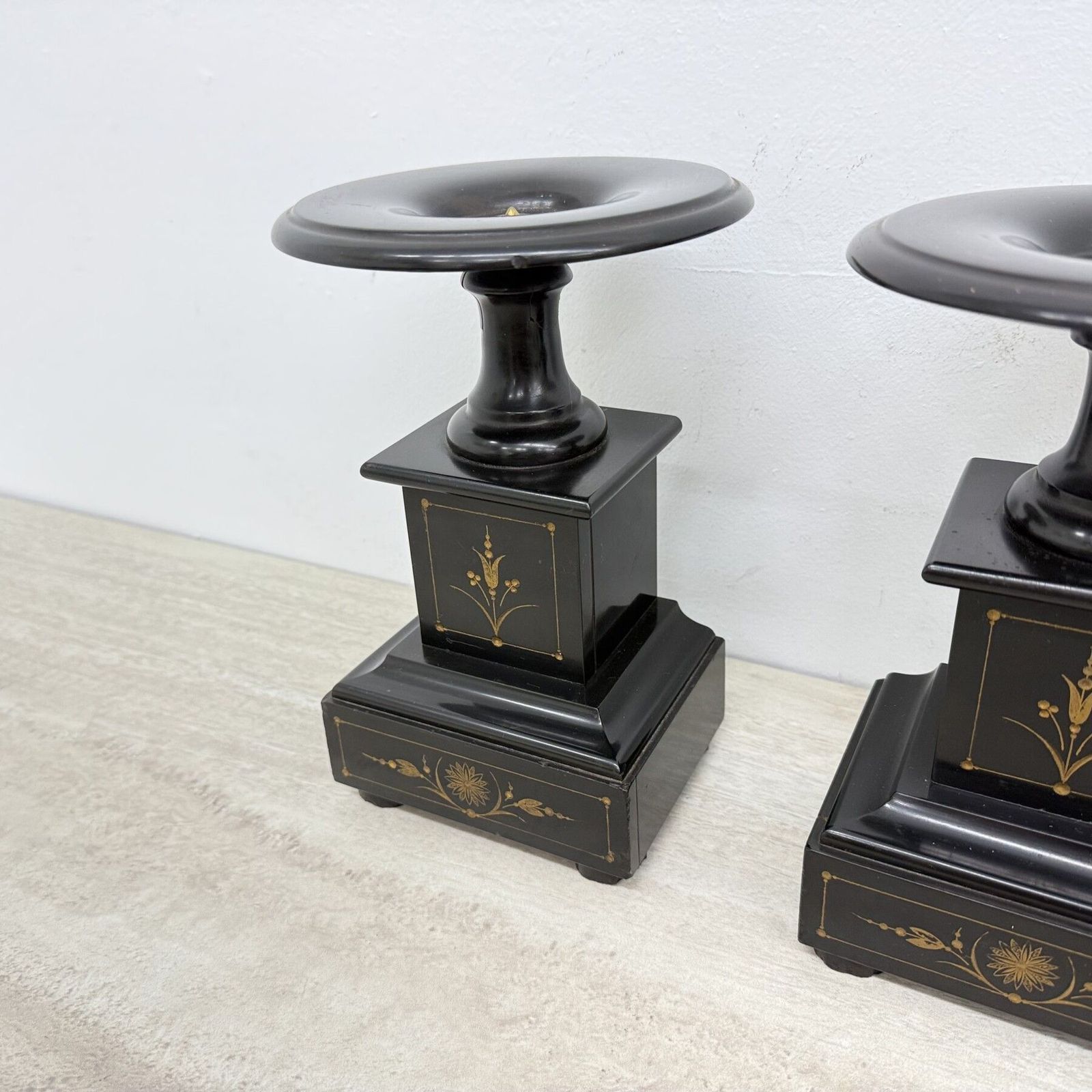 photo vintage Paire de piédestaux néoclassiques d'époque en marbre noir, décor doré, France, années 1900