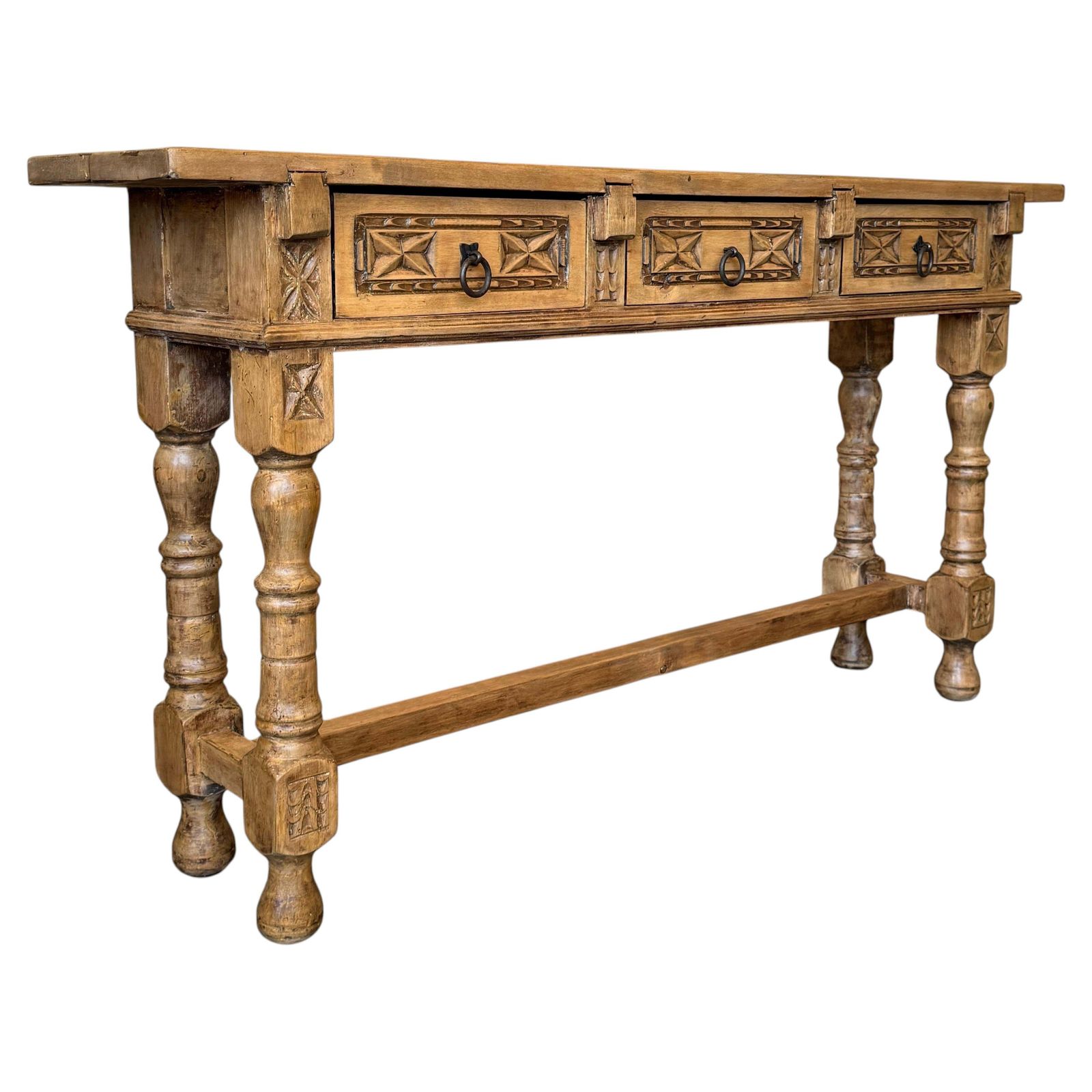 Console d'époque espagnole en bois de noyer clair sculpté, à trois tiroirs