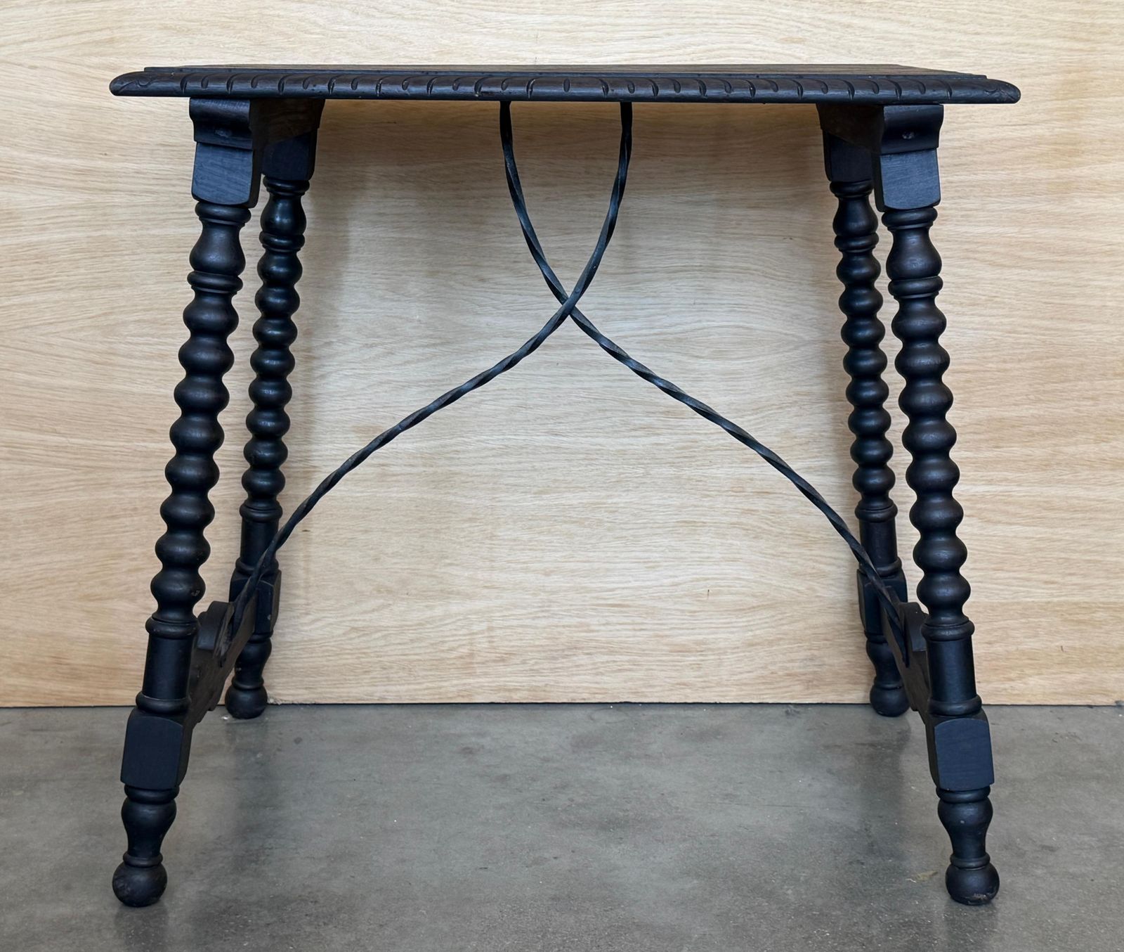 Table d'appoint espagnole en bois massif avec détails en fer forgé, style baroque traditionnel photo for sale