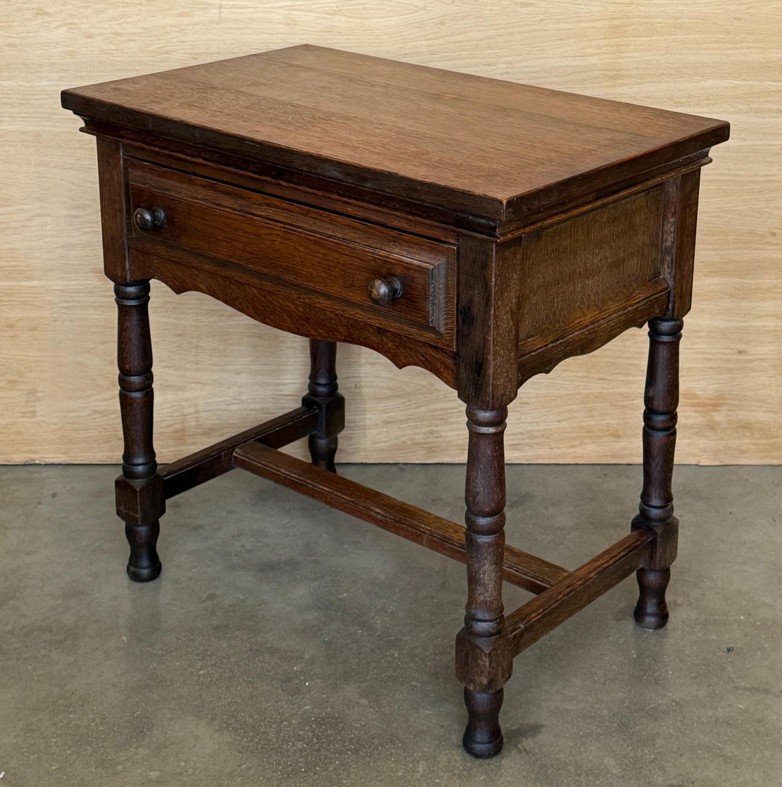 Paire de tables de chevet classiques espagnoles en bois sculpté photo vintage