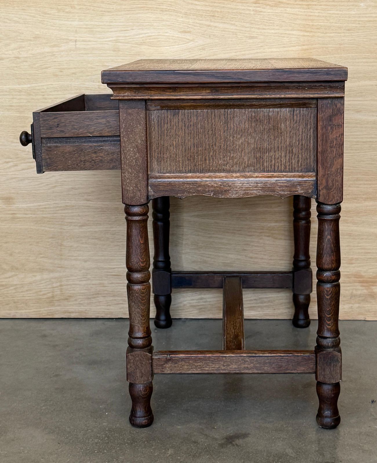 Mobilier Paire de tables de chevet classiques espagnoles en bois sculpté photo
