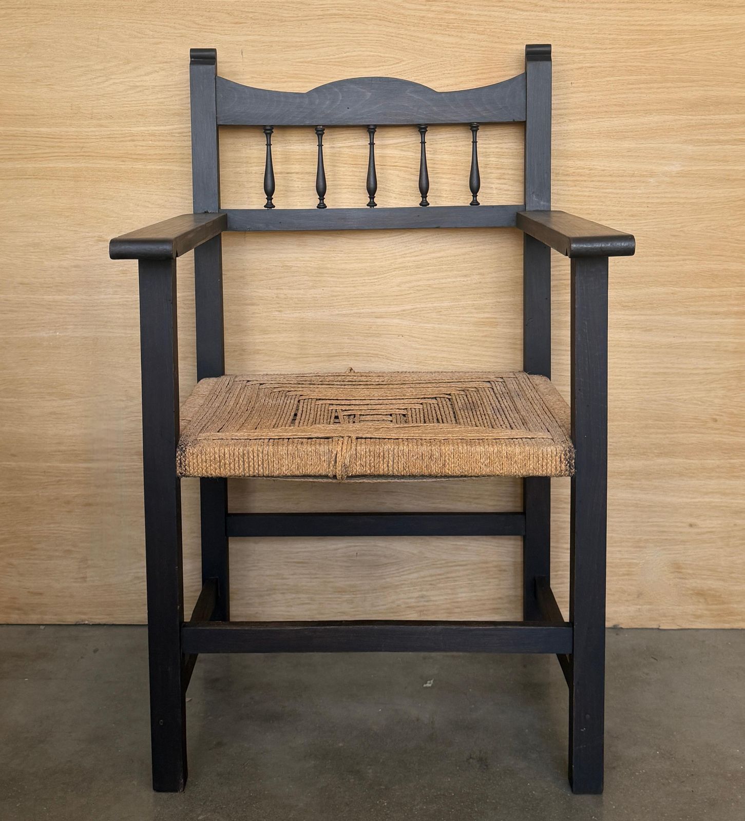 Fauteuil en bois avec assise tissée à la main photo furniture