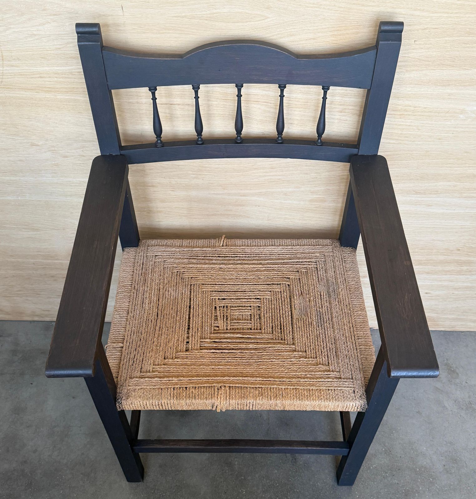 Fauteuil en bois avec assise tissée à la main photo 2534.0