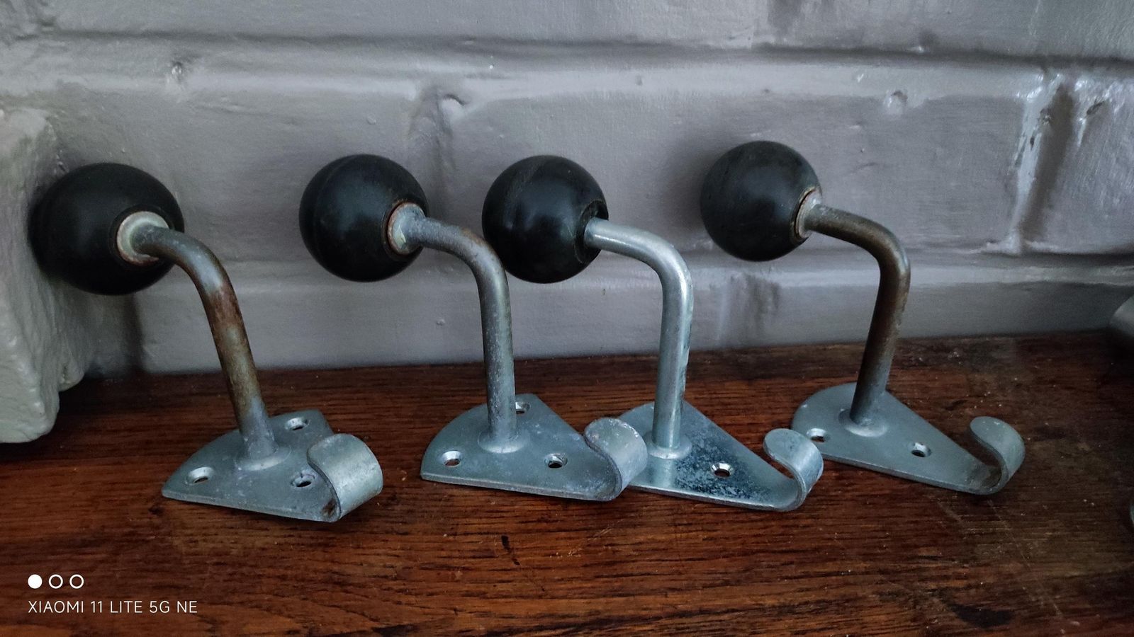 Vintage Franse industriële kapstokhakenset van 4 met bakelieten bal, jaren 1960