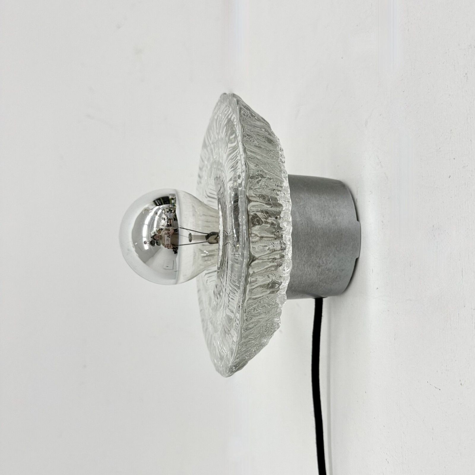 Wandlamp met dik gestructureerd ijsglas, opbouwmodel – Peill & Putzler, jaren 1970 photo Verlichting