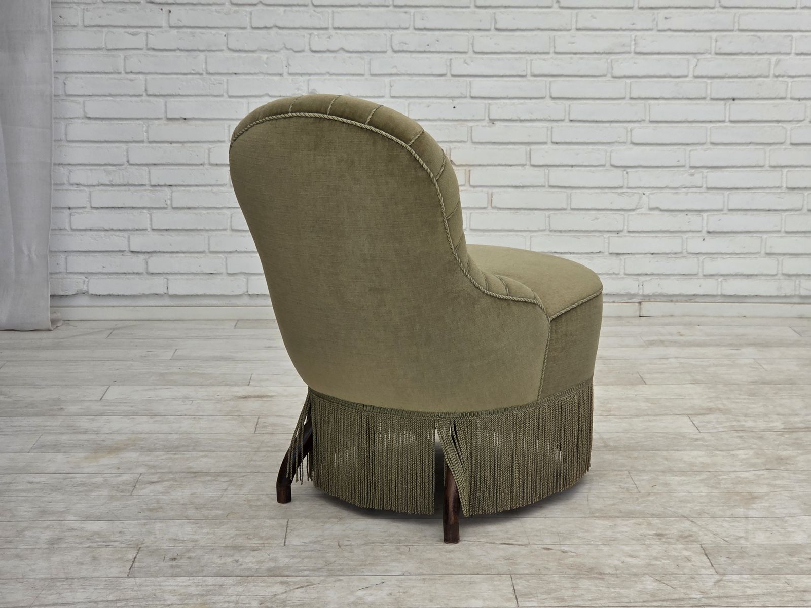 photo furniture Ca. jaren 1960, Deense fauteuil, groen meubelvelours.