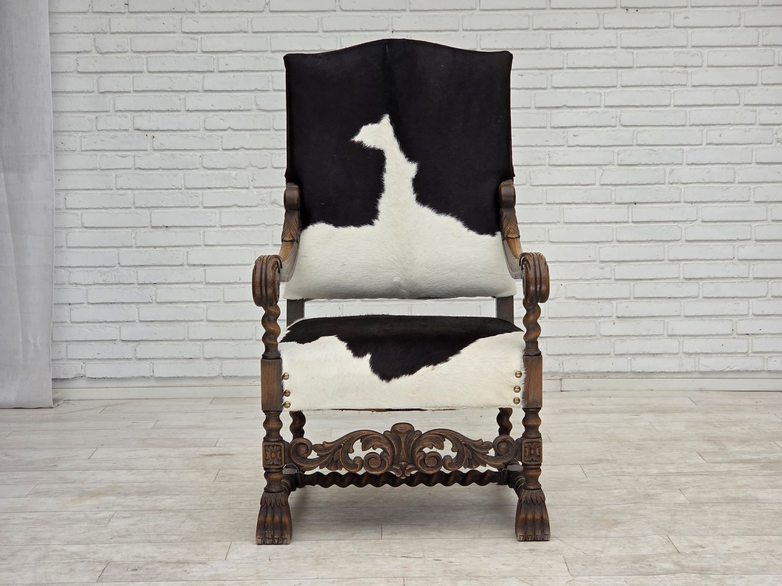 Ca. jaren 1950, Deense fauteuil met hoge rug, echt koehide, eikenhout. photo buy