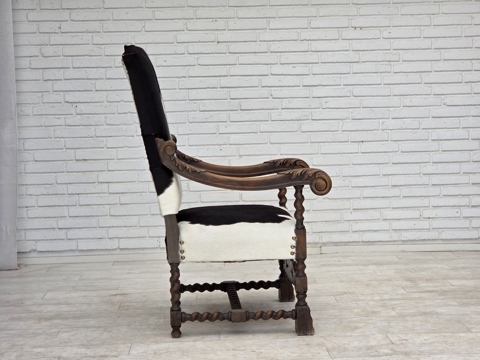 photo furniture Ca. jaren 1950, Deense fauteuil met hoge rug, echt koehide, eikenhout.