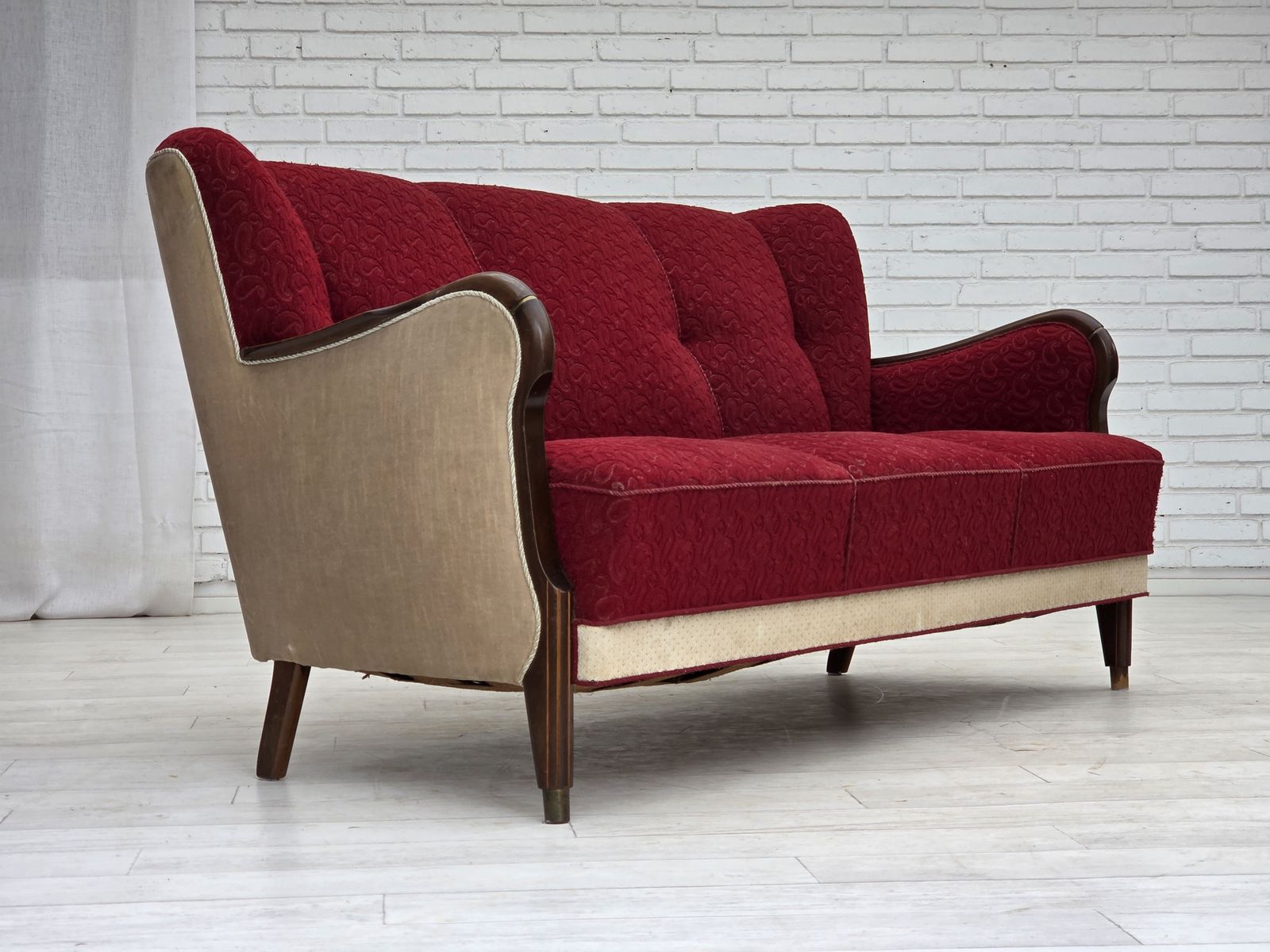 Ca. jaren 1950, Deense 3-zitsbank, rode/beige meubelwol. photo furniture