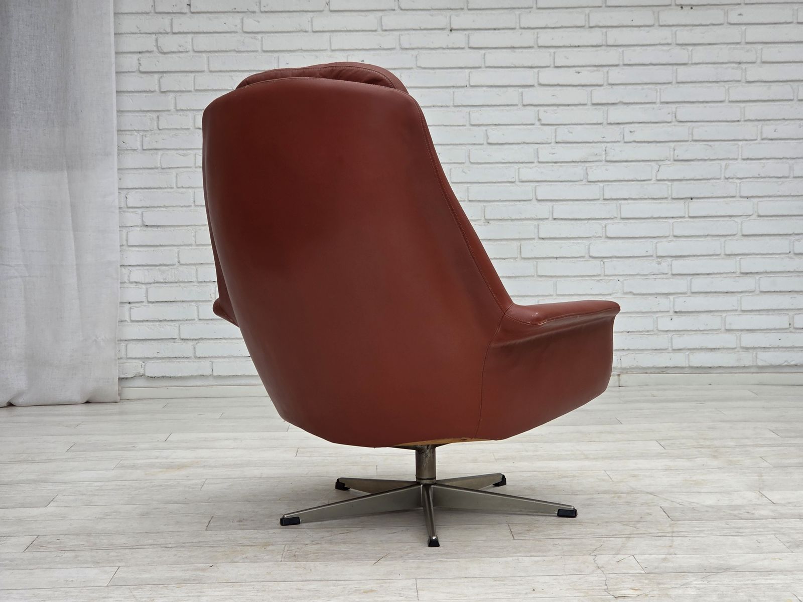 Meubels Ca. jaren 1970, Deens design van H.W.Klein, draaifauteuil, meubelsleder. photo