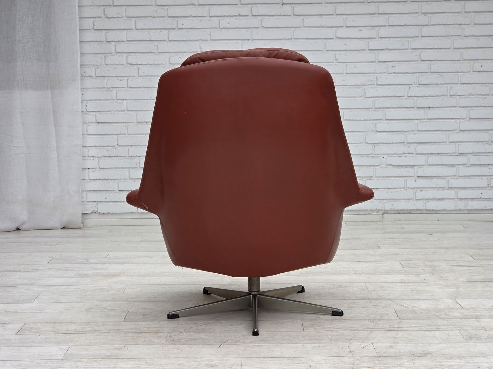 995.0 Ca. jaren 1970, Deens design van H.W.Klein, draaifauteuil, meubelsleder. photo