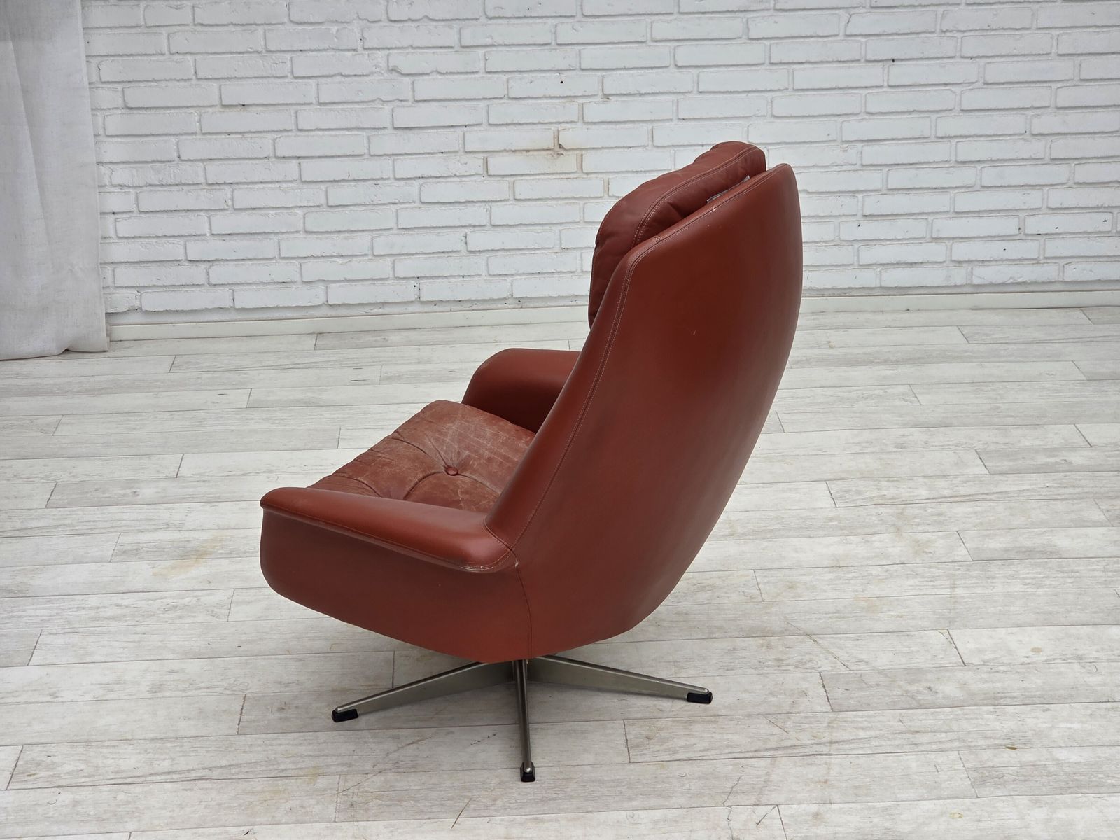 photo vinterior 1970s, Danish Design By H.W.Klein, Swivel Armchair, Furniture Leather.