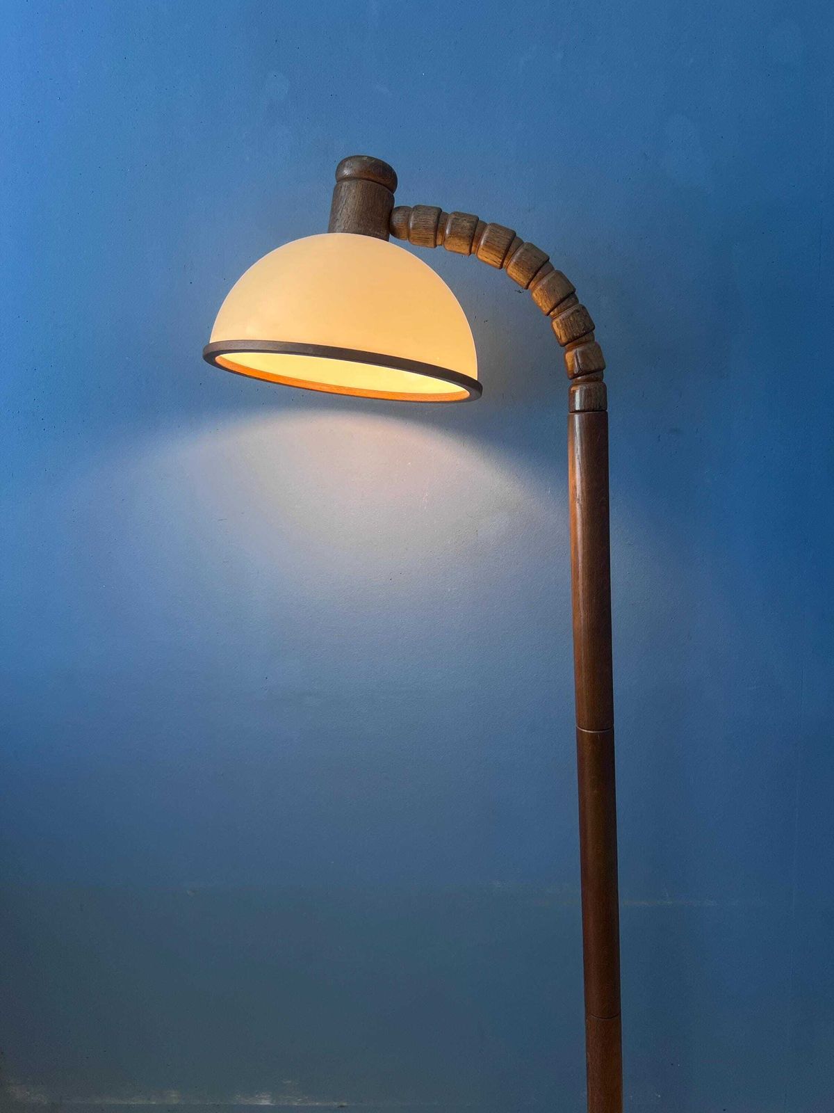 Mid Century Bruine Houten Steinhauer Vloerlamp Met Acrylglazen Kap photo furniture
