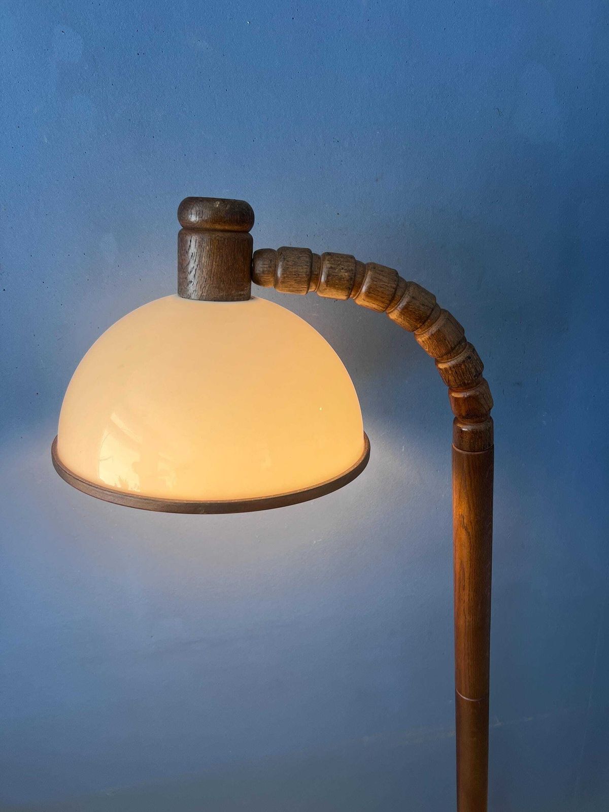 Mid-Century Bruine Houten Steinhauer Vloerlamp Met Acrylglazen Kap photo Verlichting