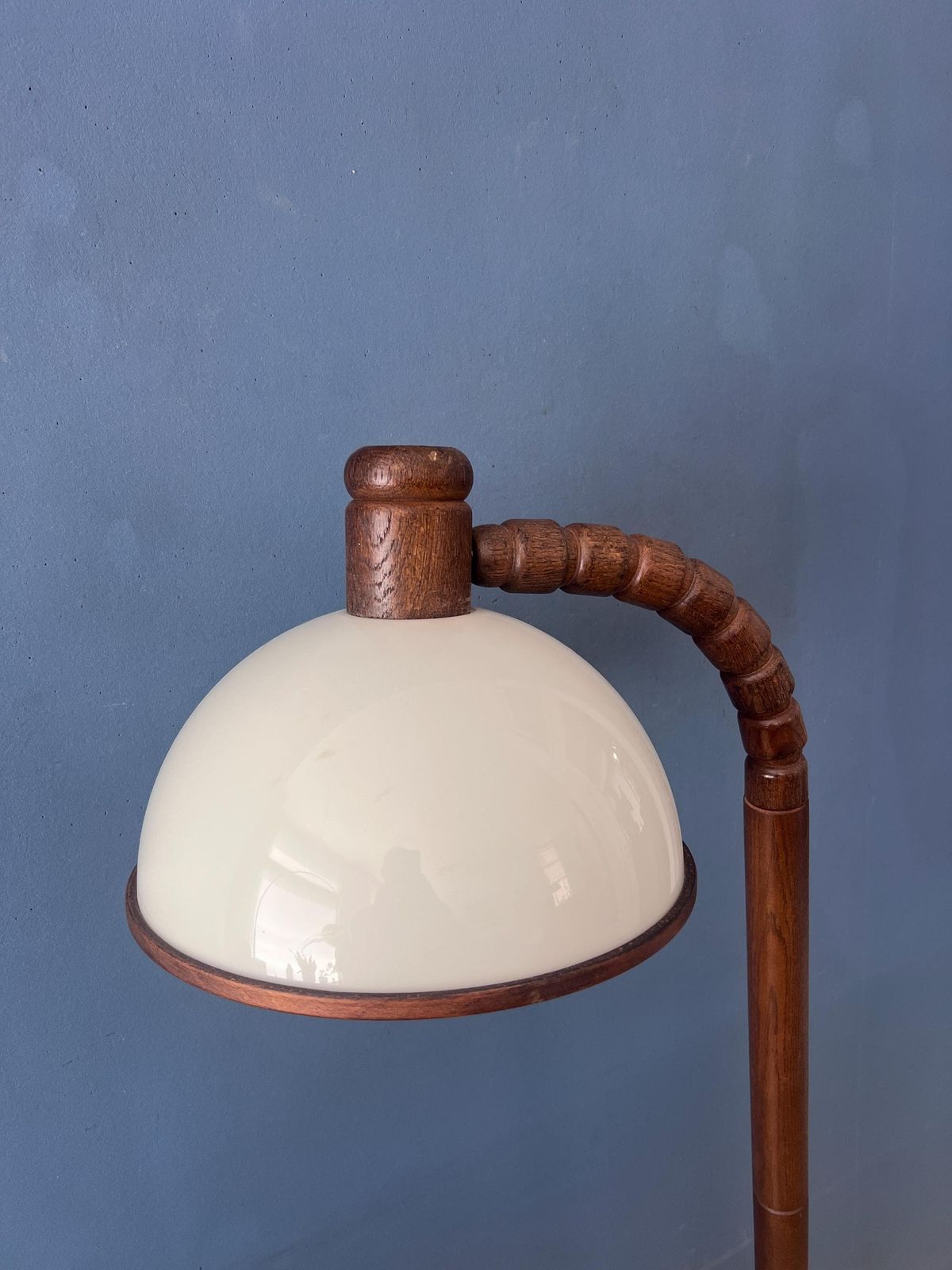 photo furniture Mid-Century Bruine Houten Steinhauer Vloerlamp Met Acrylglazen Kap