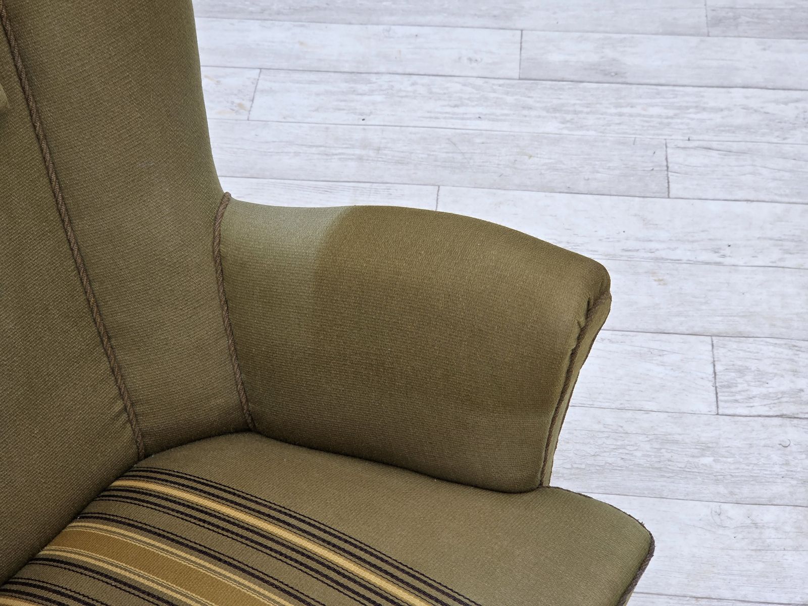 photo furniture Ca. jaren 1960, Deense fauteuil met hoge rugleuning, groen meubelwol.
