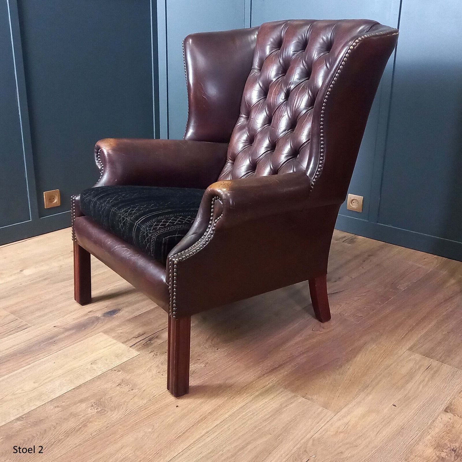 photo vintage 2x Chesterfield Wingback Armchair
