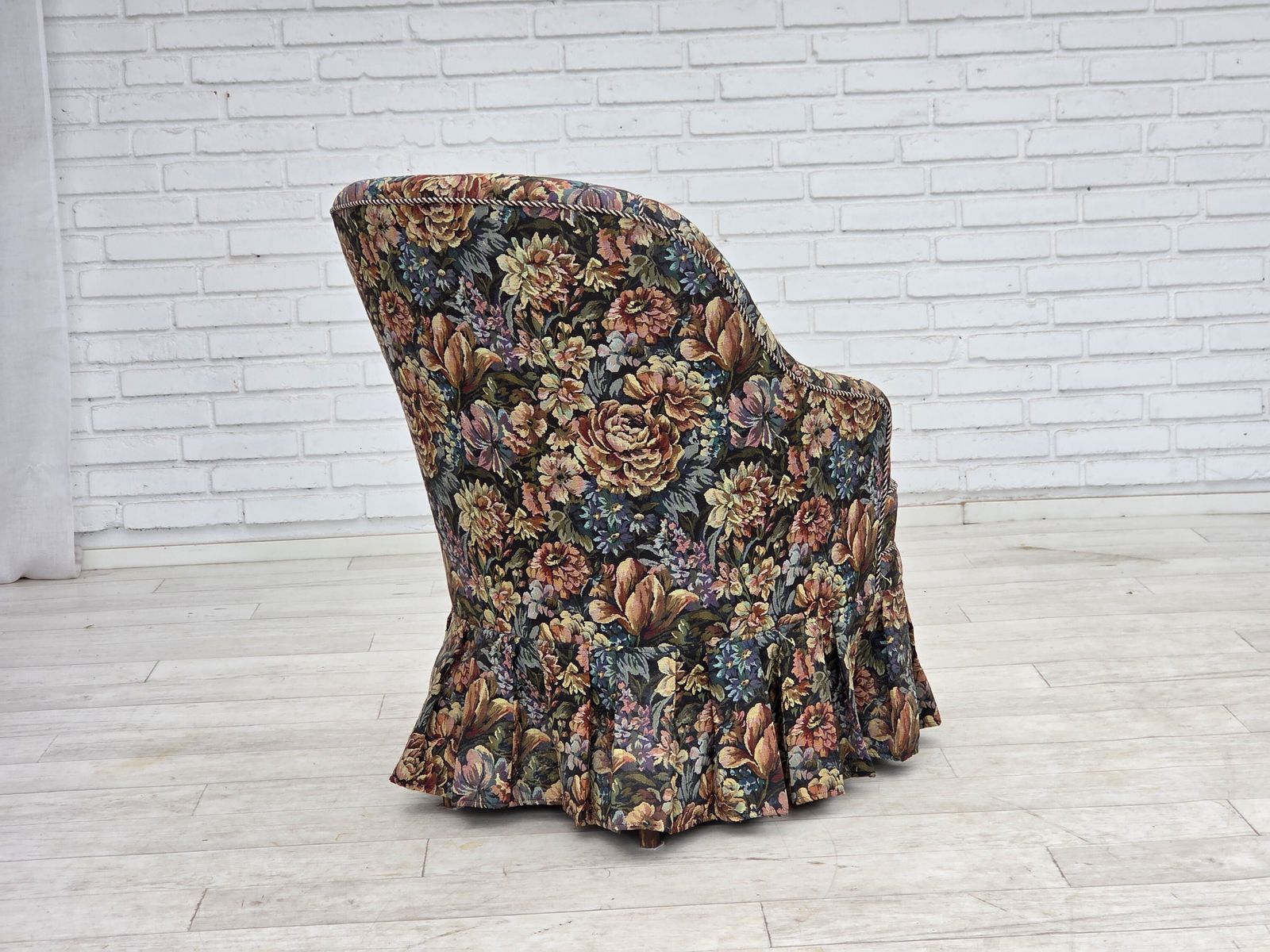 photo for sale Jaren 1960, Deense cocktail lounge fauteuil, jacquardstof meubelstoffering.