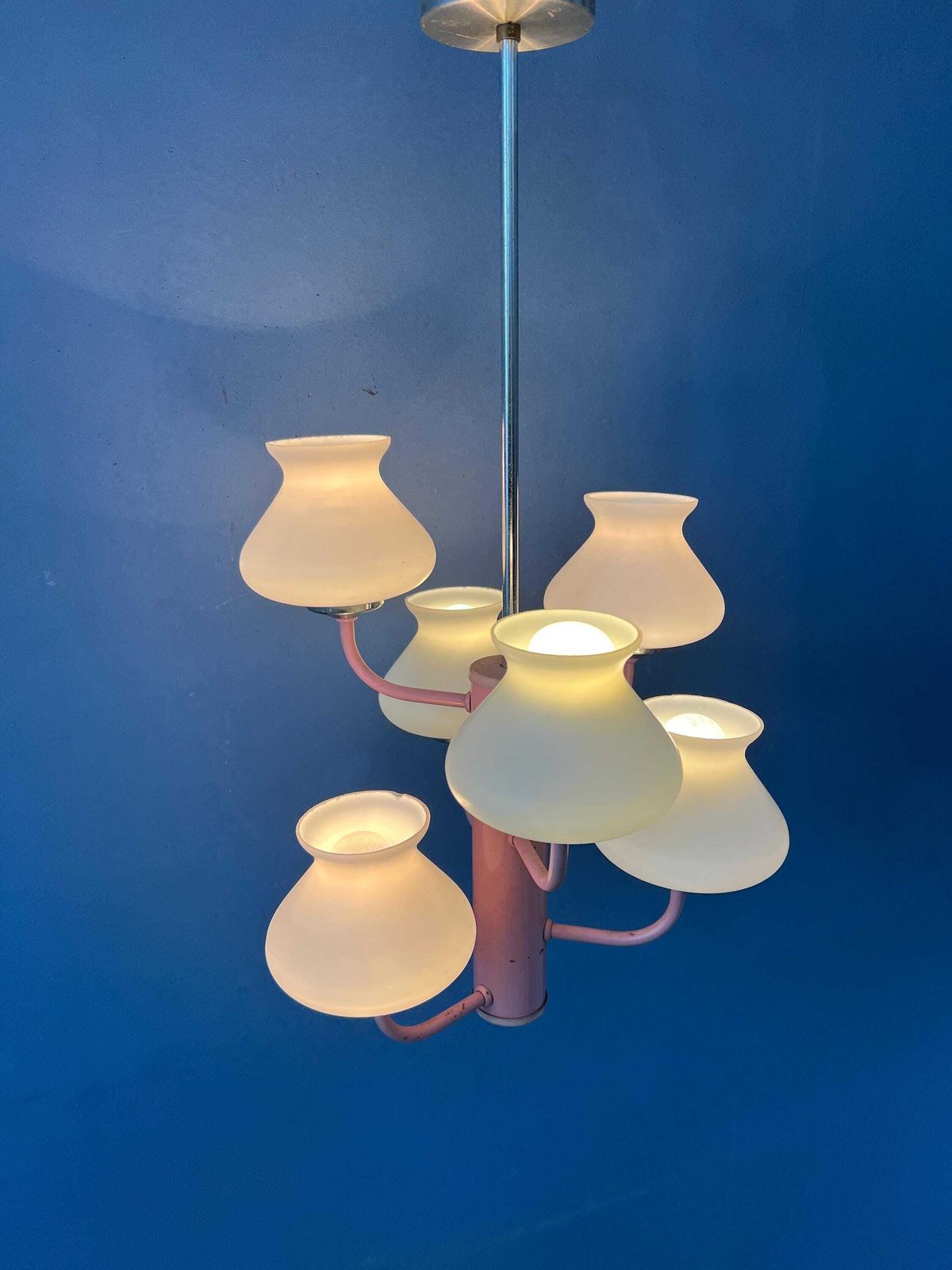 Mid-Century Hanglamp met Wit Opaalglaswerk en Roze Frame photo Verlichting