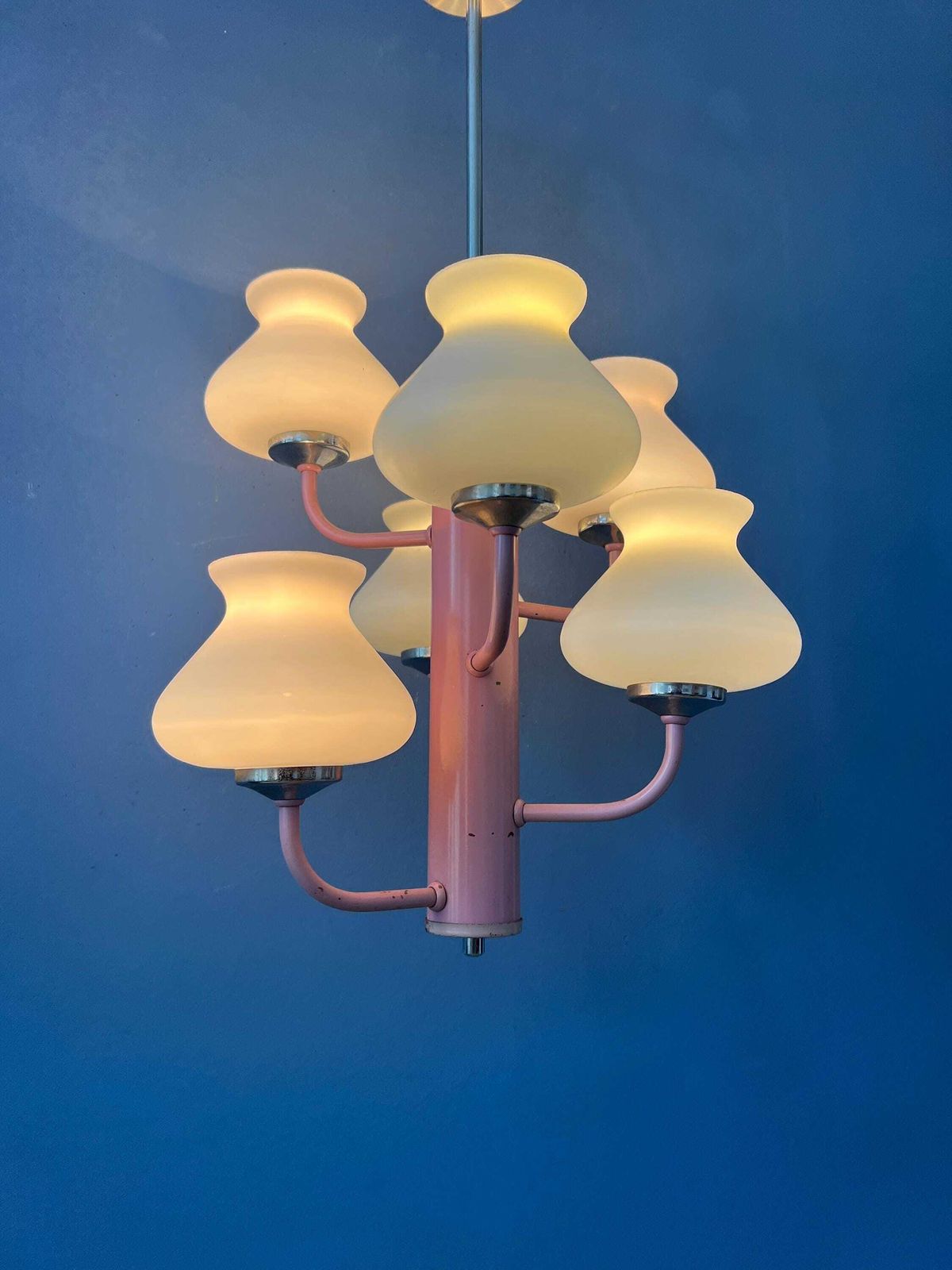 Mid Century Hanglamp Met Wit Opaalglaswerk En Roze Frame photo vinterior