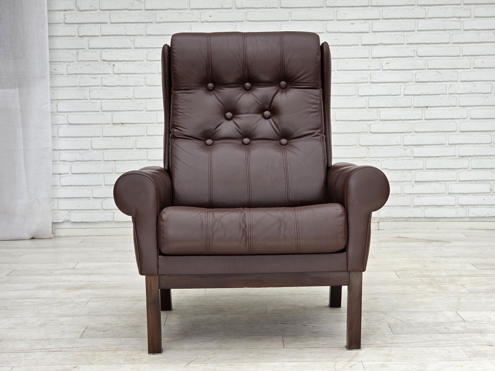 photo furniture Ca. jaren 1970, Deense fauteuil, bruin meubelleer.