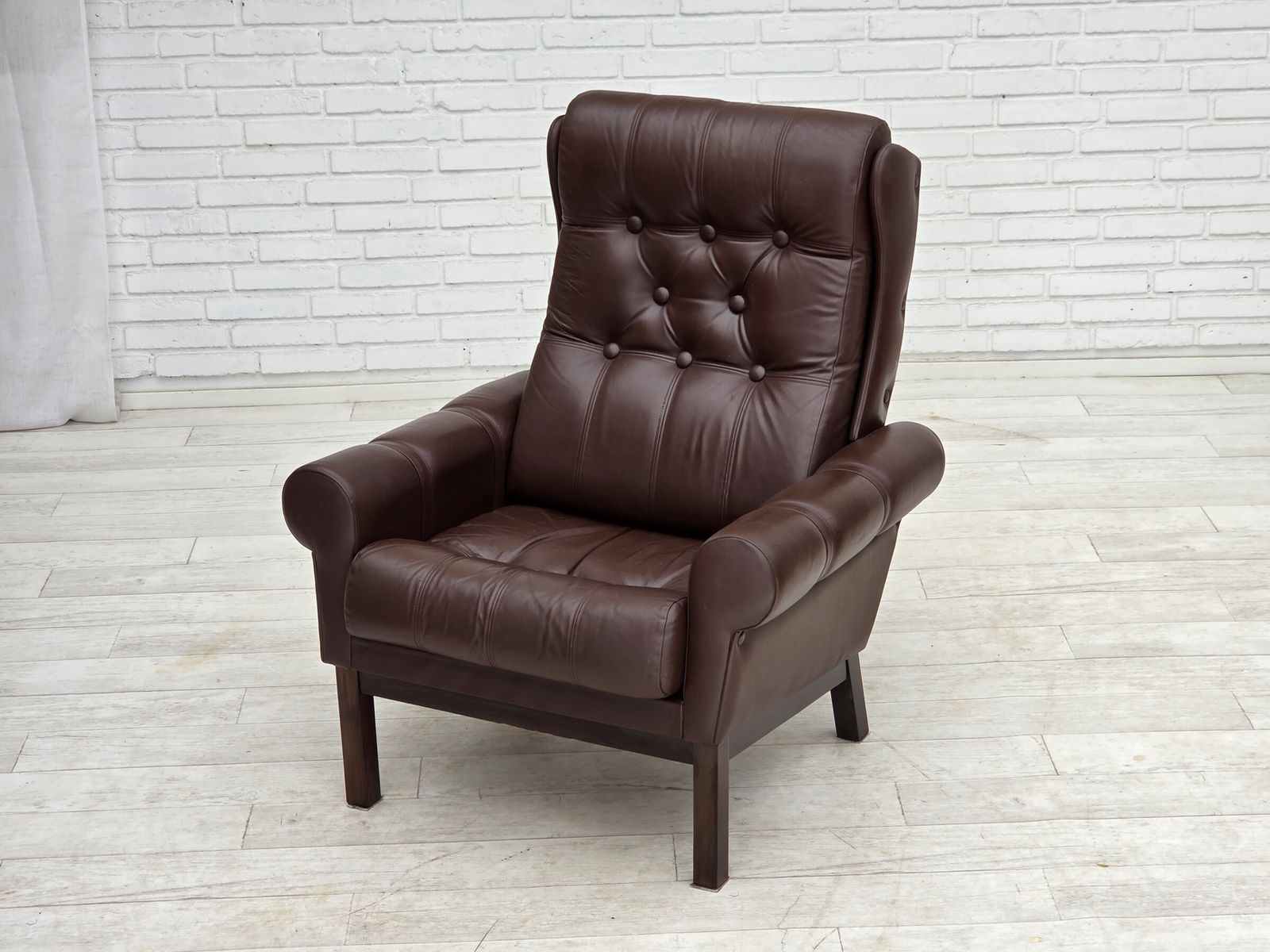 photo vintage Ca. Jaren 1970, Deense Fauteuil, Bruin Meubelleer.