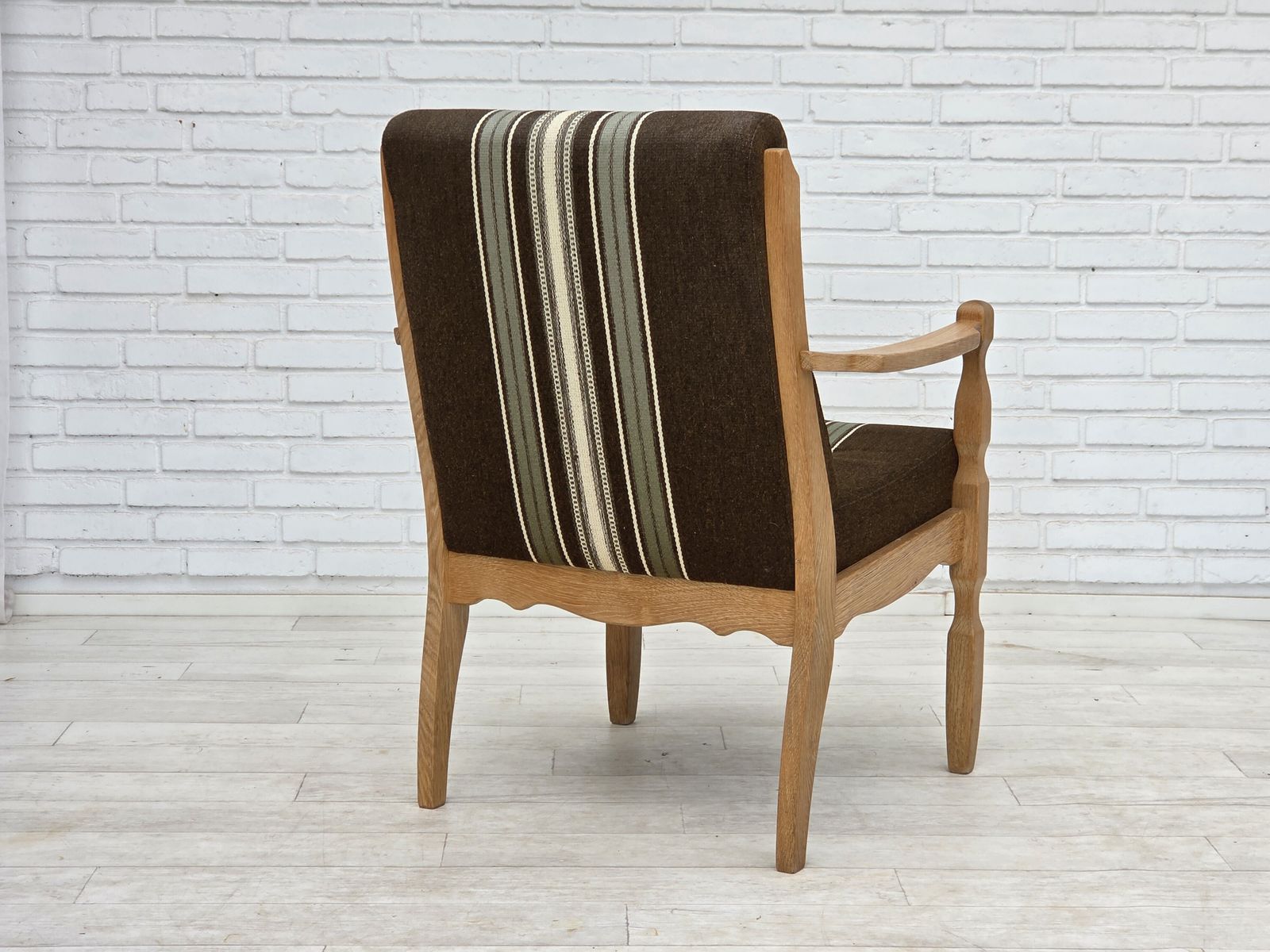 Meubels Ca. jaren 1970, Deense fauteuil, gestreept meubelwol, gesneden eikenhout. photo