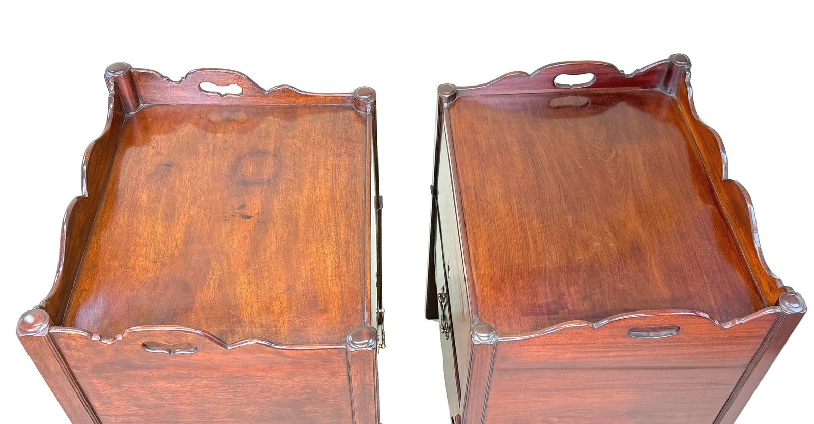 8850.0 Georgian 18th Century Matched Pair Of Mahogany Bedside Night Tables (England, Circa 1760) photo