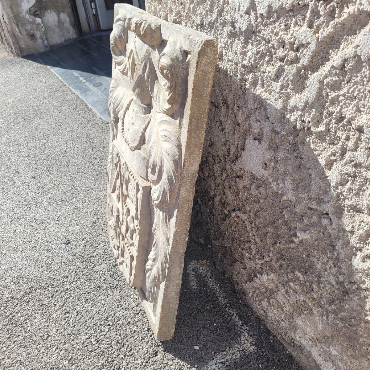 Éléments architecturaux Blason en marbre sculpté H. 62 cm, orné de divers écus, XVIIe siècle ou antérieur photo